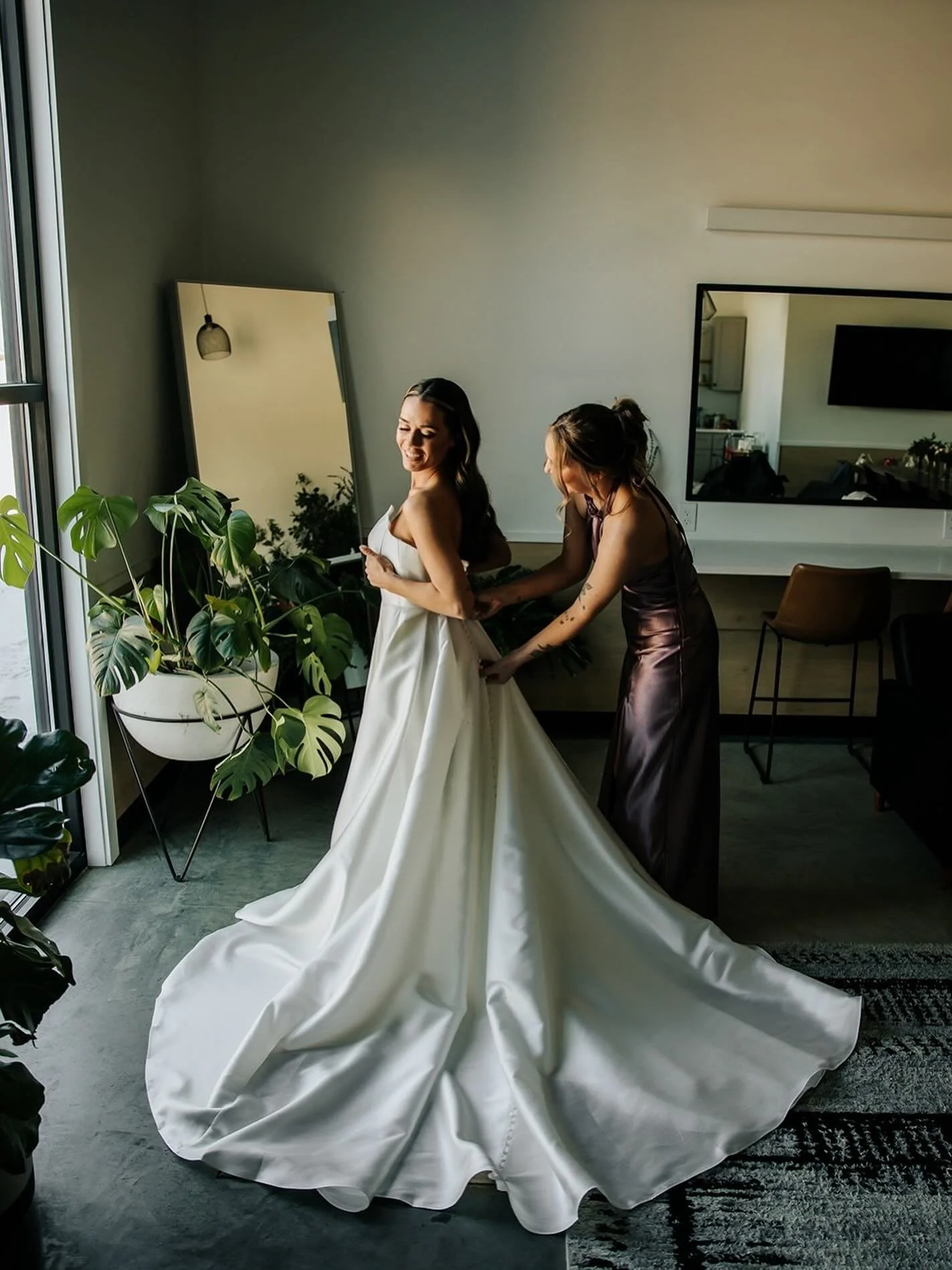 Getting dressed with your bestie, right before you say I Do 🤍✨ 
I can’t wait to be back at @retreat21venue next month! Eek! I love this venue so much!