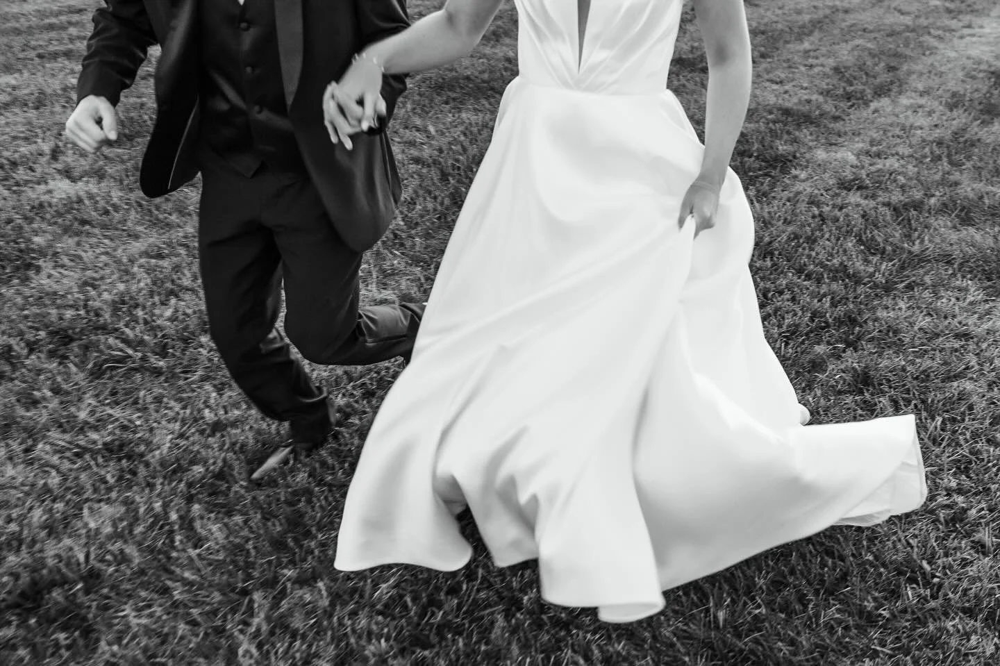 Can’t stop won’t stop sharing favorites from Sarah & Alex’s day! 😍
Venue: @alum_creek_farm 
Photo: @haleyelizabethstudios 
Video: @flowerandoakfilms 
Coordinator: @vowed_weddings 
Florals: @flowermanflowers 
Hair & Makeup: