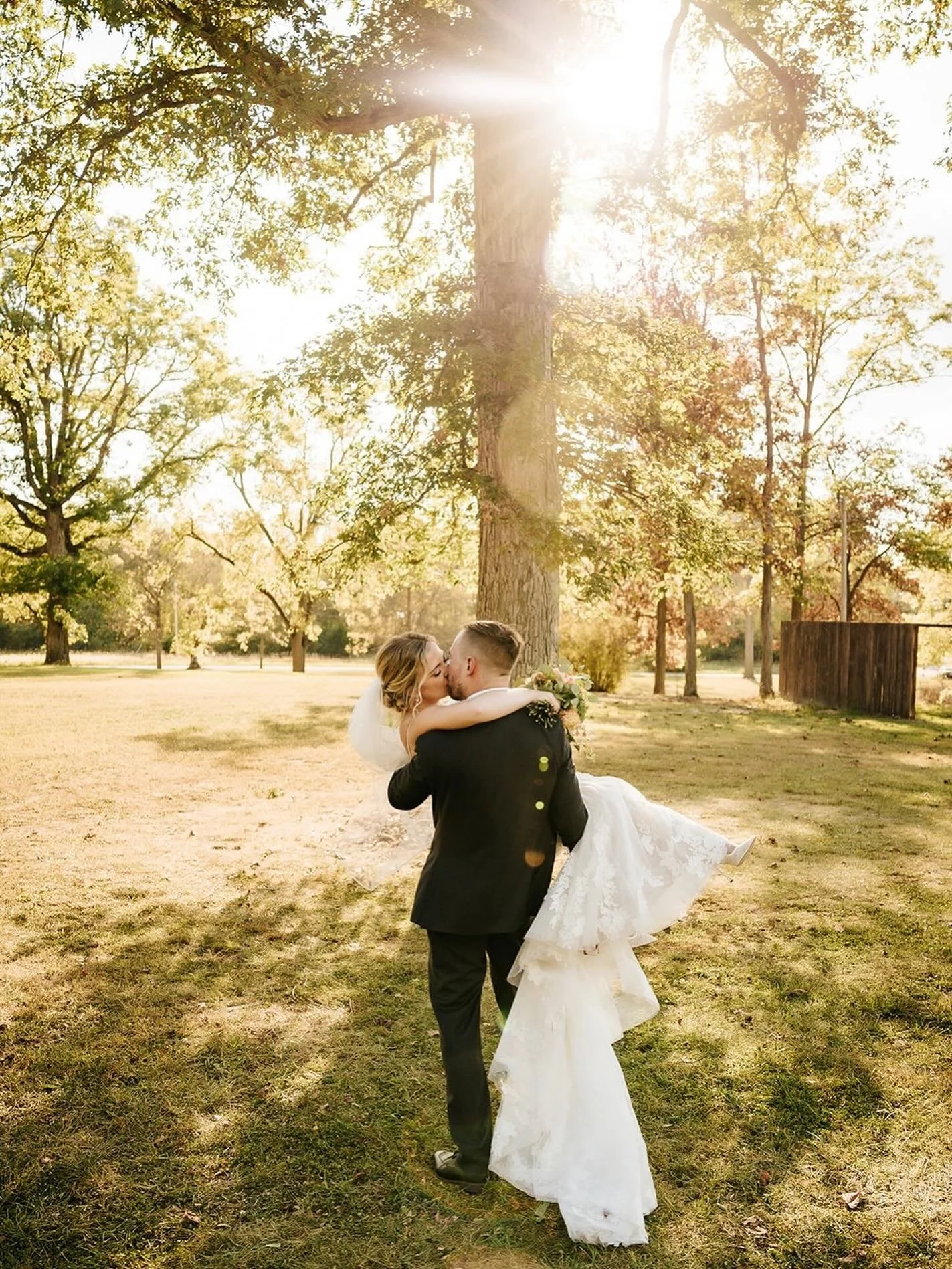 When he picks her up like this unprompted!! I love when the wedding day magic is just really workin for us. Look at that sun flare, too! 🤍✨