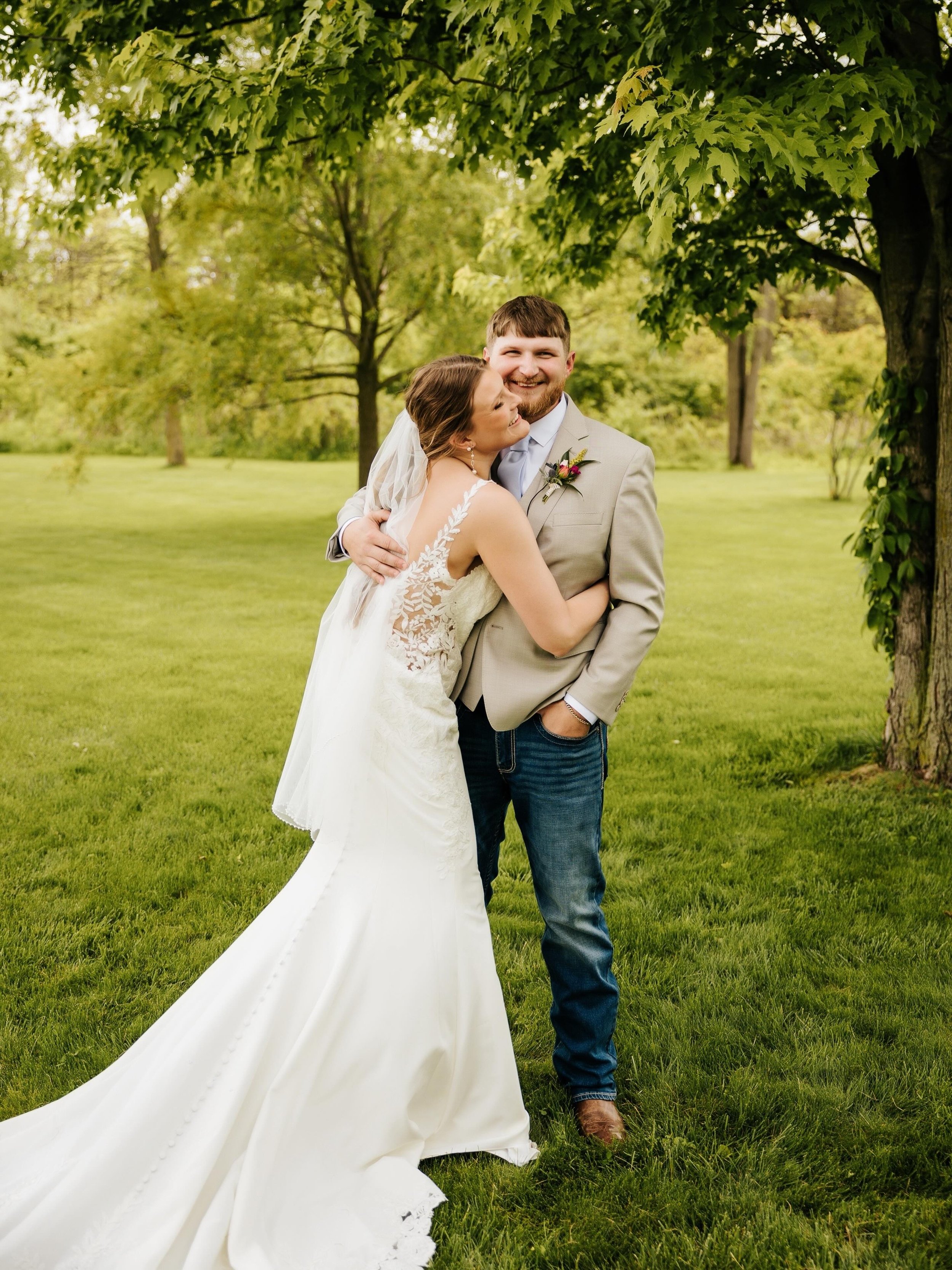 Another perfect spring wedding last weekend with Lonna &amp; Chris! Absolutely obsessed with this moment right after their first look 🫶🏼📸✨

Venue: @sba_hitching_post_ 
Photography: @haleyelizabethstudios 
Videography: @fordhamfootage 
Hair and mak