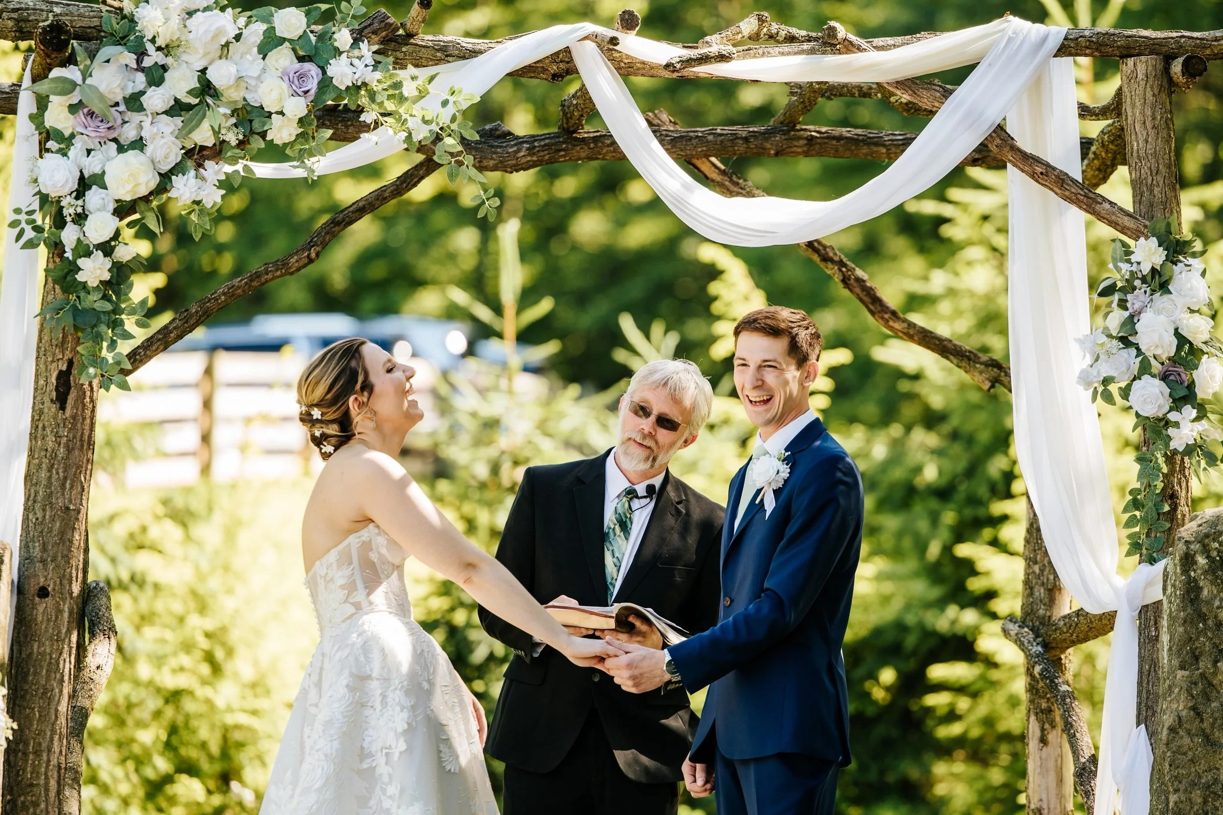 When the horses at your wedding venue are making a ruckus during the ceremony 😂😂 And yes, this is why they were laughing haha🐴

Venue: @rivercrestfarm 
Photography: @haleyelizabethstudios 
Hair &amp; Makeup: Tara Lyn at Tumbleweed Creations
DJ: @t