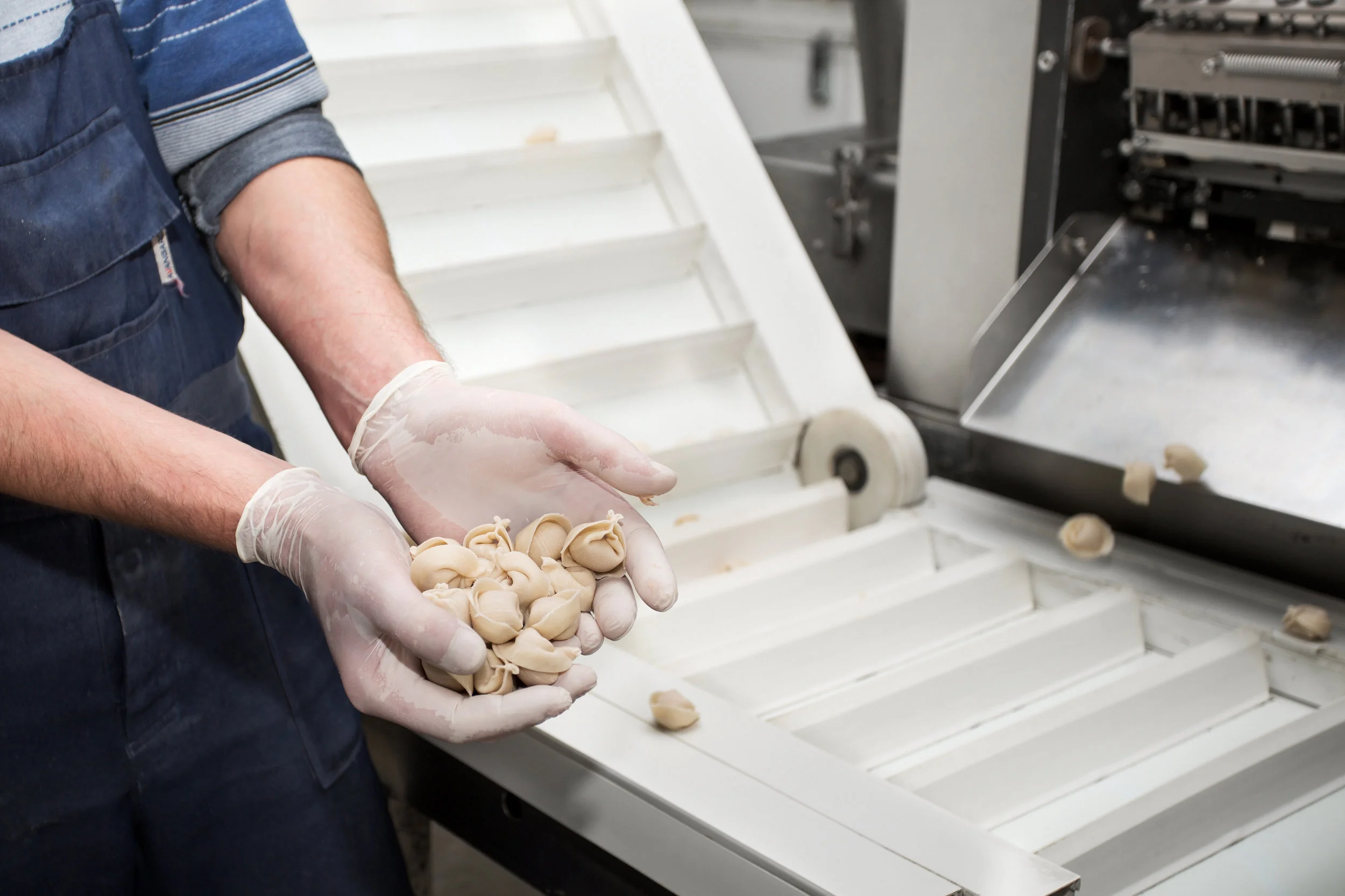 маркировка полуфабрикатов на пищевом производстве. фабрика кухня мираторг. изготовитель мясных полуфабрикатов. цех мясных полуфабрикатов. услуги промышленного производства полуфабрикатов.