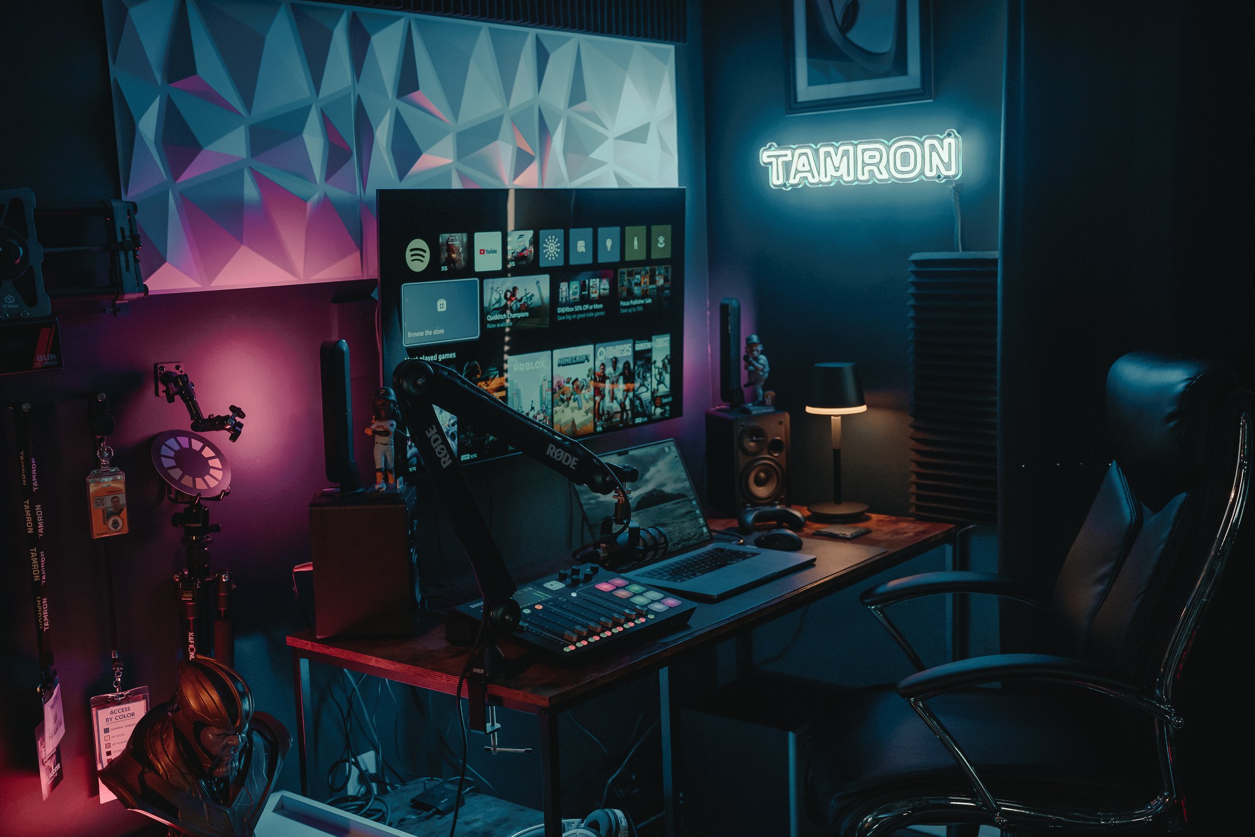 Pittsburgh photography studio editing and workstation setup of Ian Jones of ISJDESIGNS
