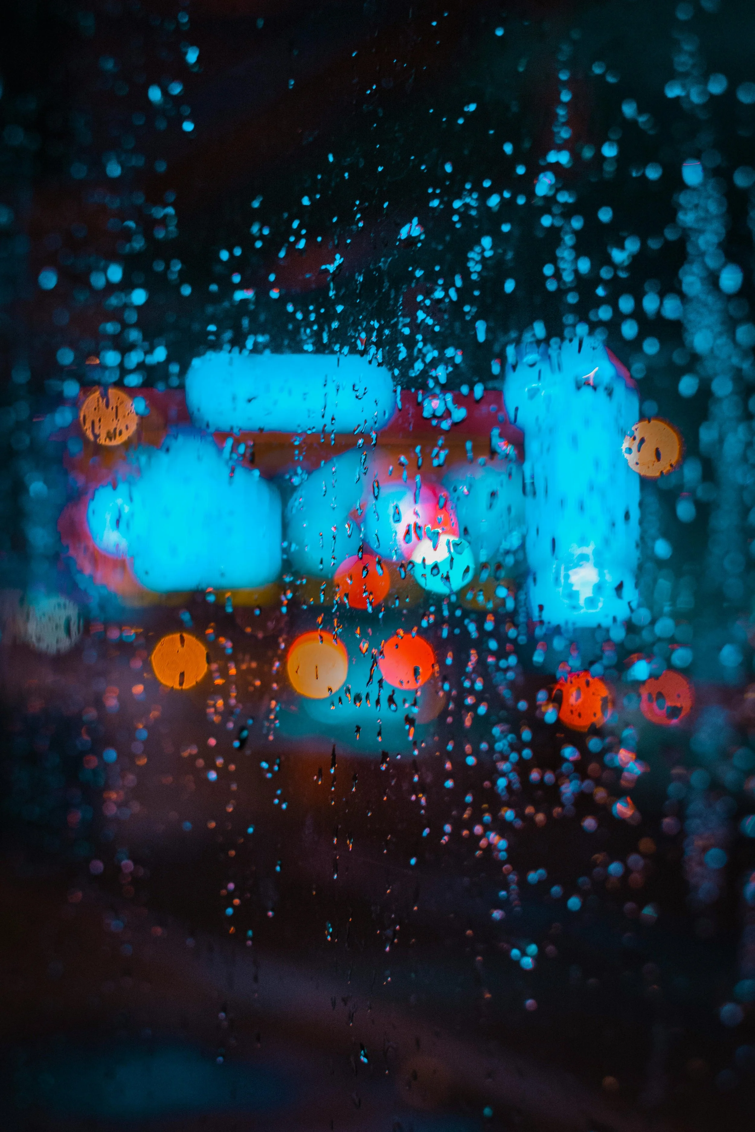 Creative bokeh through rainy car windshield in Pittsburgh, captured by Ian Jones (ISJDESIGNS) using Sony a1 and Tamron 35-150mm lens