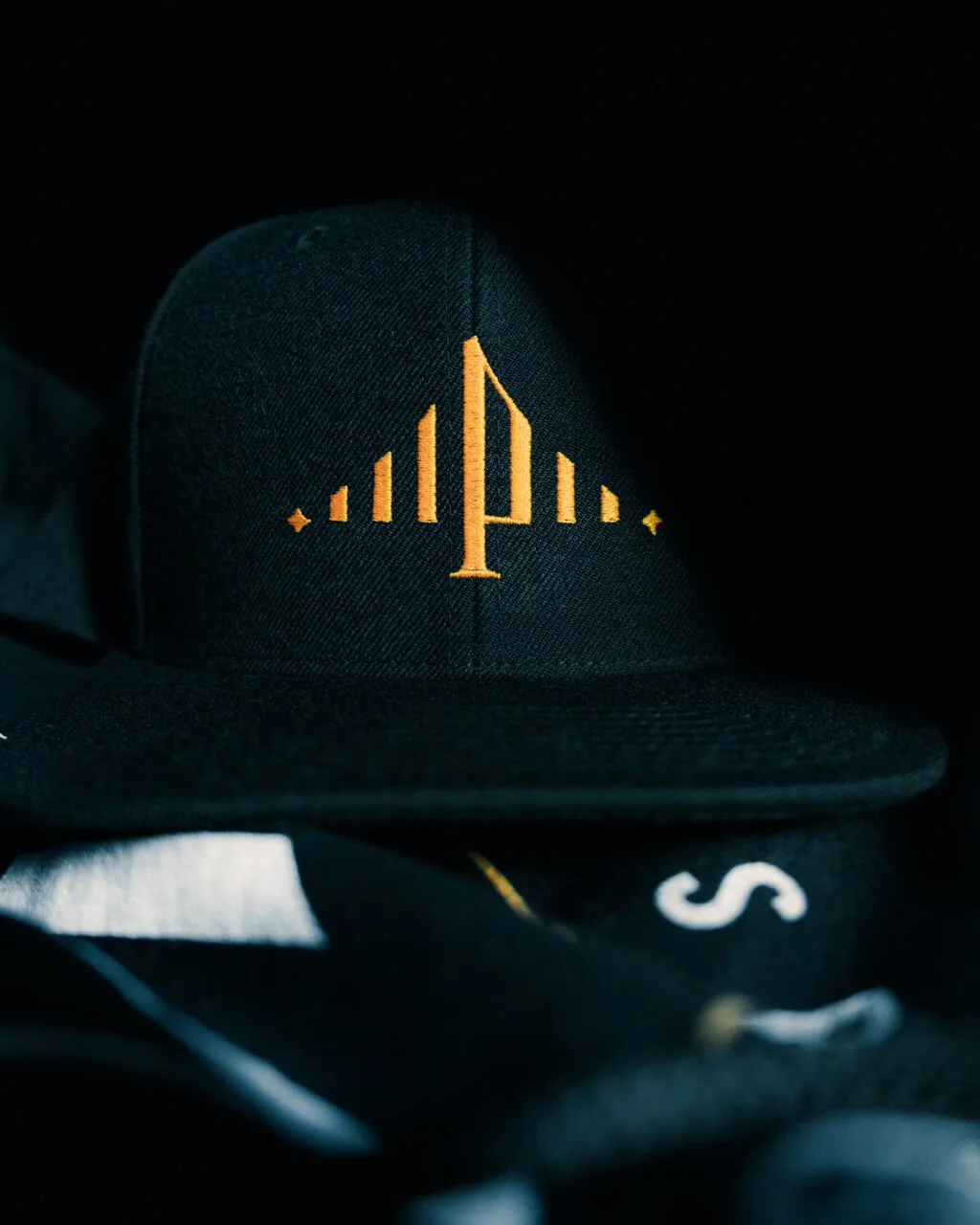 Black snapback Pittsburgh hat with yellow embroidered bridge logo and flat bill