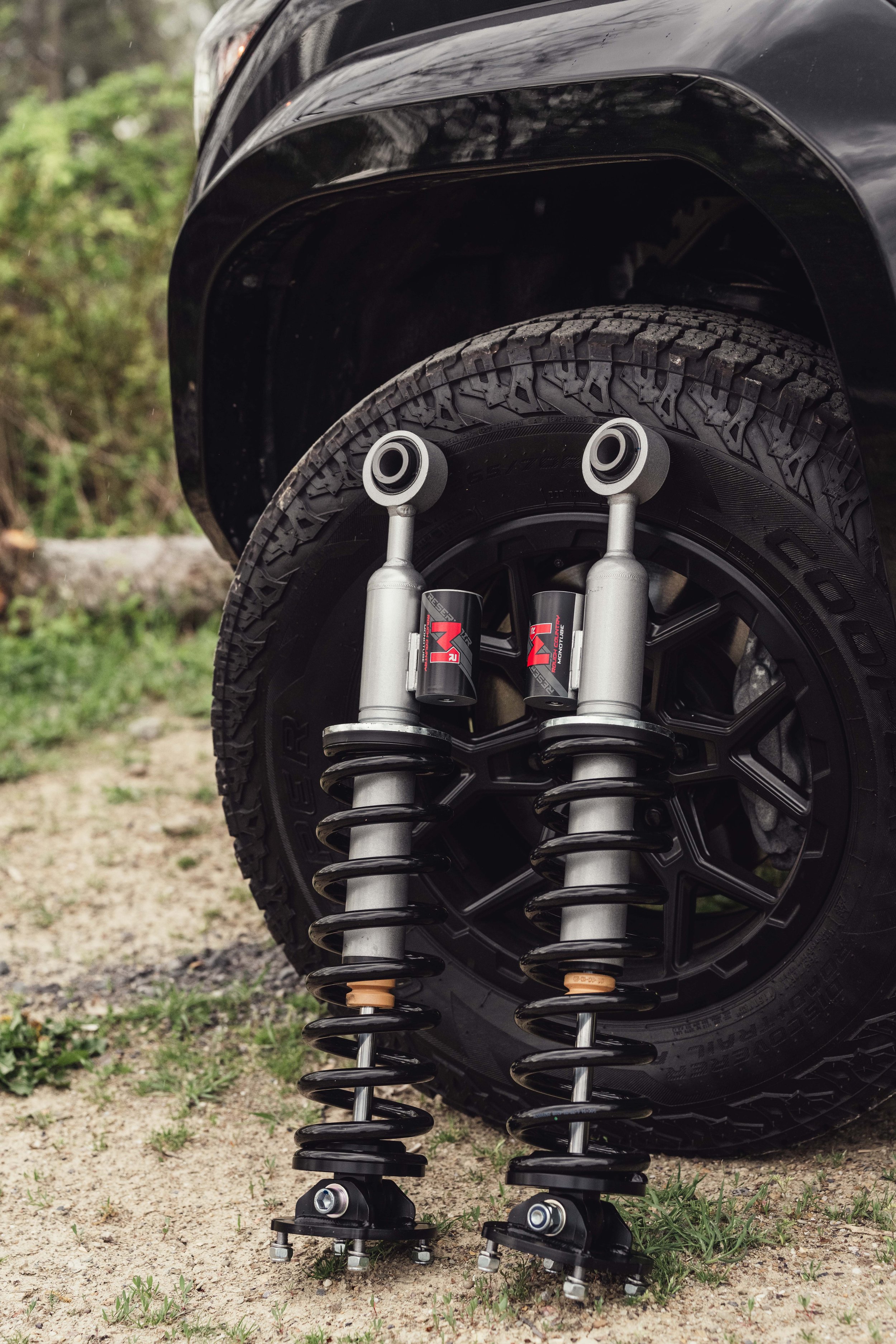 ROUGHCOUNTRY_M1R_RESERVOIR_STRUTS_ISJDESIGNS_IANJONES_10.jpg