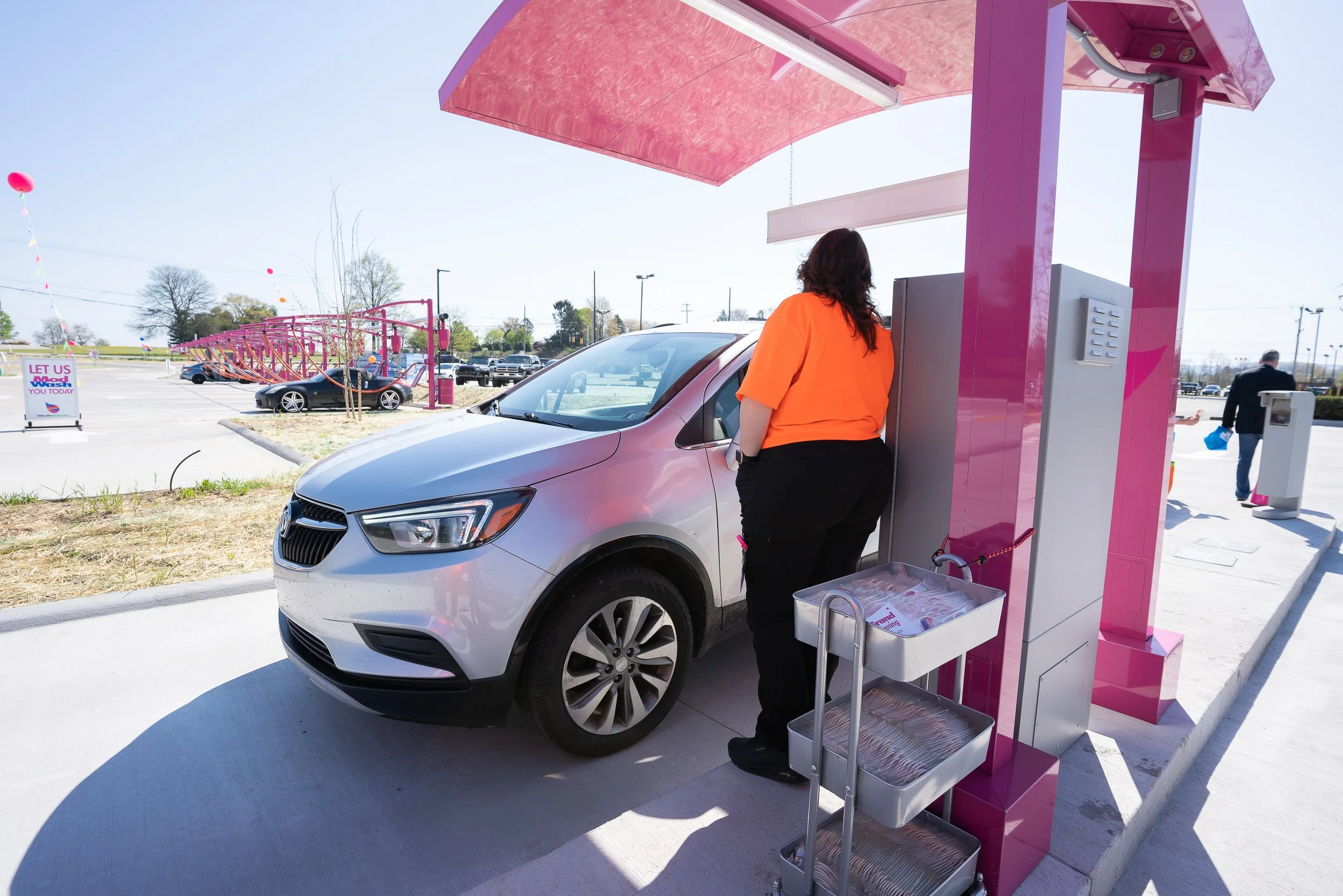 Automotive photography of silver SUV at Pittsburgh car wash station with attendant, captured by Ian Jones