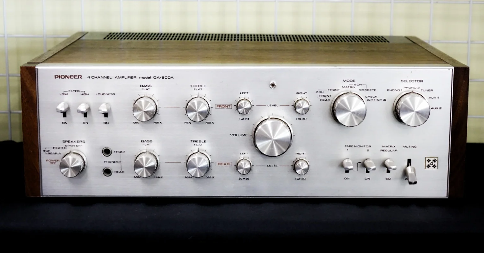 Pioneer QA-800A Quad Amp VERY RARE Power output: 27W/ch into 8Ω (stereo), 20W/ch into 8Ω (quadraphonic) Frequency response: 15Hz to 50kHz Total harmonic distortion: 0.5% Damping factor: 40 Input sensitivity: 2.5mV (MM), 200mV (line) Signal to noise ratio: 80dB (MM), 90dB (line) Output: 200mV (line), 0.5V (Pre out) Speaker load impedance: 4Ω to 16Ω Semiconductors: 2 x FET, 65 x transistors, 15 x diodes Dimensions: 430 x 138 x 337mm Weight: 10.9kg $650
