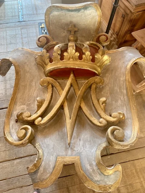 Large crest shield from Belgium Photo by Architect’s Daughter