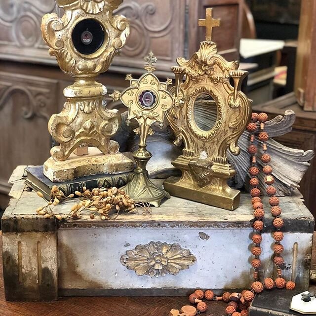 Visit Market Hill in Round Top this weekend for the 237 Pop Up Show! We will be open 10 a.m. &ndash; 6 p.m. Thursday through Sunday. ⁣⁣⁣⁣
⁣⁣⁣
📸: Sacred Heart (@SacredHeartAntiques)⁣⁣
⁣⁣⁣
Vendors on site this weekend: ⁣⁣⁣⁣
Antica Collection (@Antica_