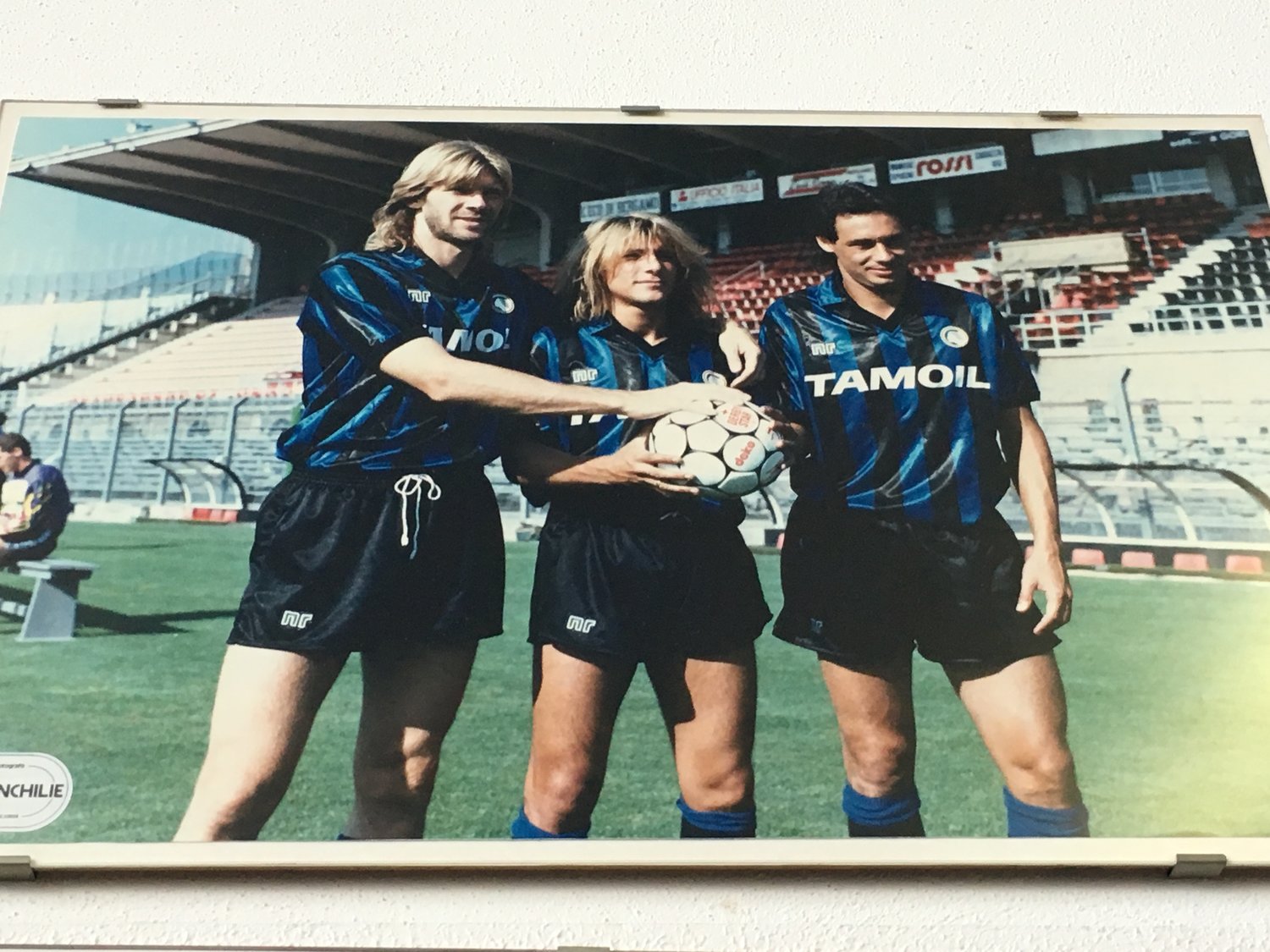Dengang korte bukser var korte. Glenn Strömberg, Claudio Caniggia og Eviar pryder væggen på baren overfor Atalantas stadion. 