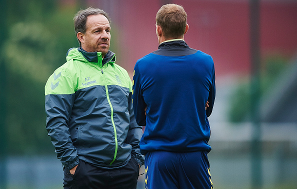 Brøndbys nye træner, Alexander Zorniger, i samtale med Thomas Kahlenberg. Foto: Getty Images/Lars Rønbøg