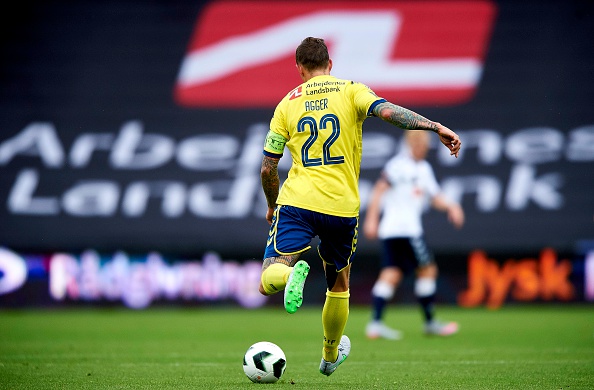 Arbejdernes Landsbank - her på tribunen og ryggen af Daniel Agger - er en af Medianos partnere i vores fokus på fankultur. Foto: Getty Images/Lars Rønbøg