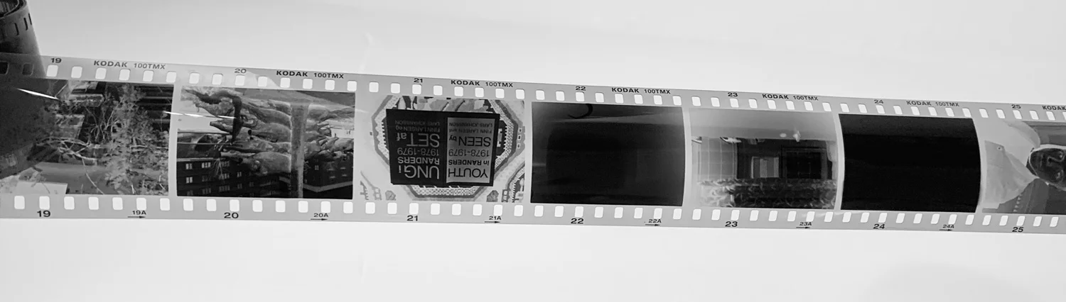 Kodak TMAX 100 ISO fremkaldt i Caffenol efter denne opskrift for 500ml: 10 tsk kaffe, 12 tsk “Sterling Soda” (svarer til 4,5 tsk vandfri soda), 2 tsk c-vitamin, 1,5 tsk salt. 24 min fremkaldelse i tank, med agitation hele første minut, derefter 2 dobbeltvend hvert minut. Efter 15 min dog kun hvert tredje minut.