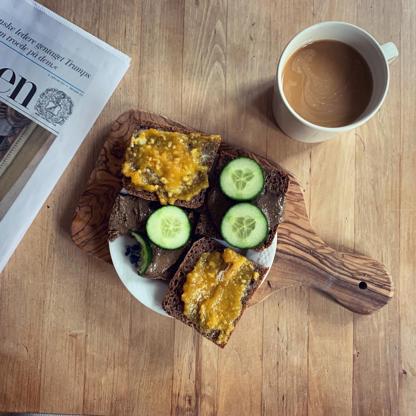 Keep it simple.  For nyligt serverede @larsronnowtorp et helt urimeligt godt rugbr&oslash;d, og så MÅTTE jeg altså bare igang med at bage rugbr&oslash;d igen. Efter 8-10 br&oslash;d har jeg fået tunet mig ind på en dej, h&aelig;vetider og bagnin