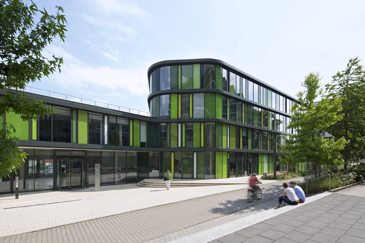 Durch die vor- und zurückschwingende Fassade ergibt sich ein Vorplatz.