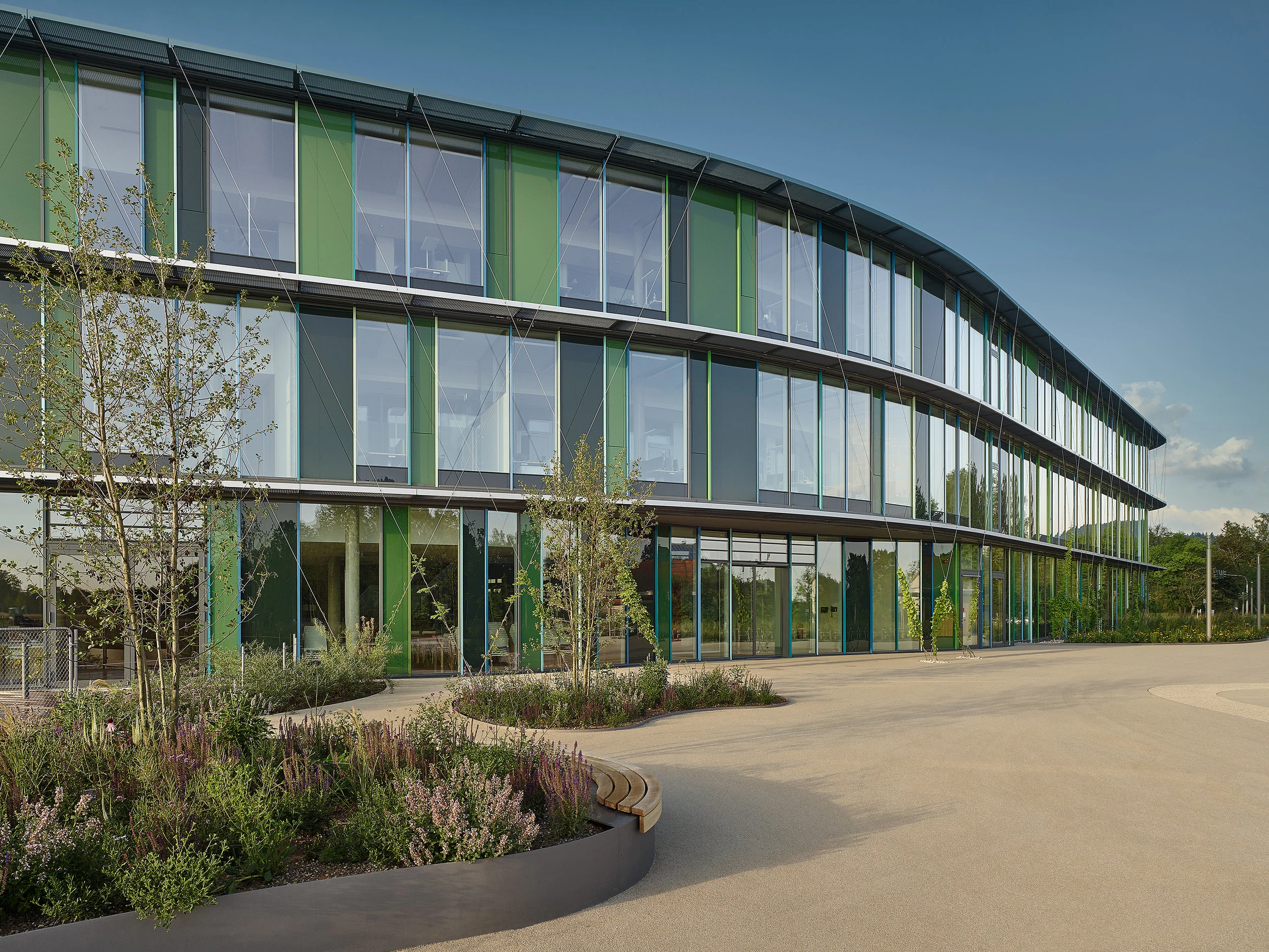 Die Grundkonstruktion der Fassade ist als hochwärmedämmende elementierte Aluminium-Pfosten-Riegel-Fassade umgesetzt.