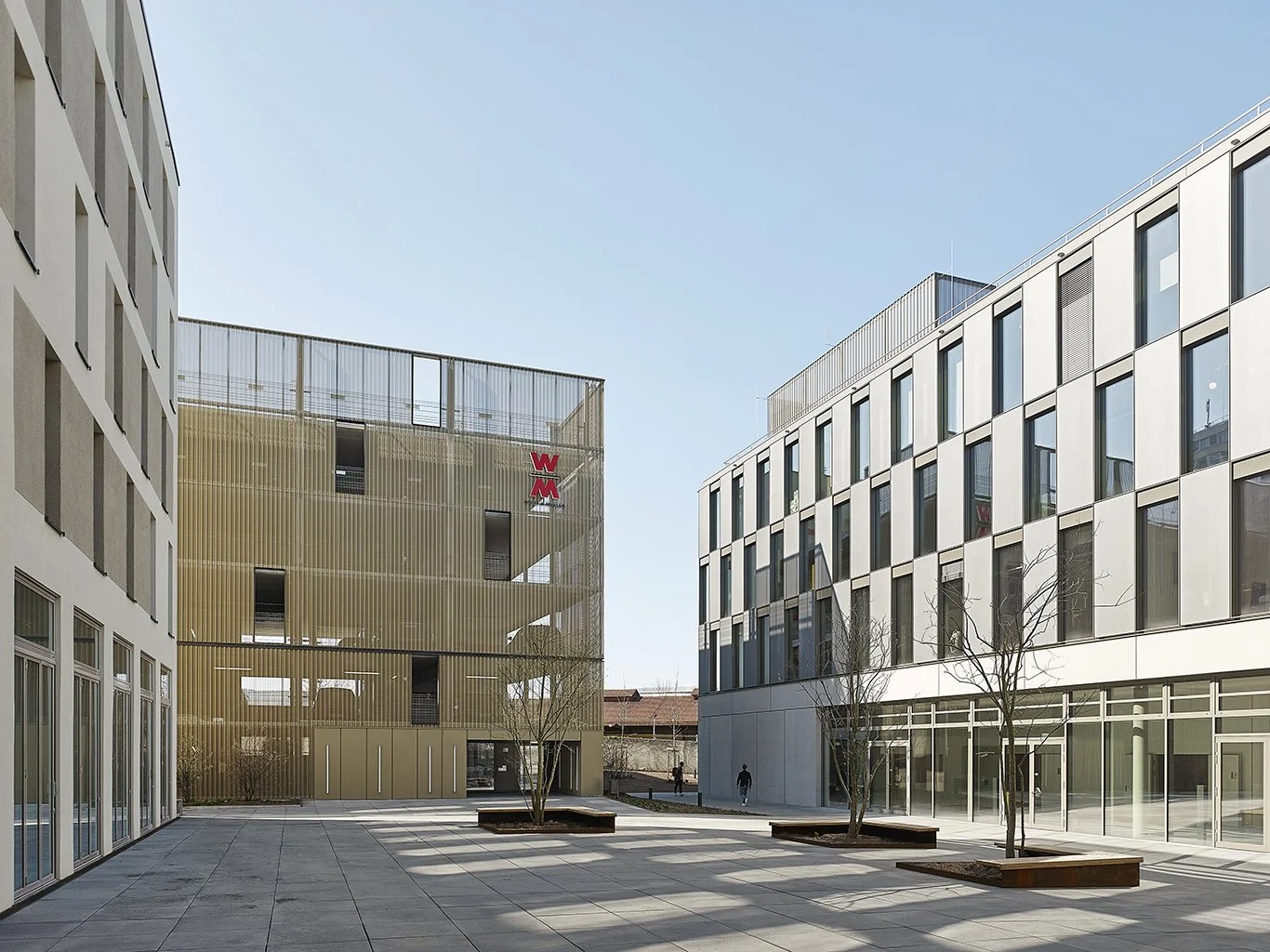  Eine großflächige Verglasung unterstützt die Einheit zwischen innenliegendem Foyer und dem Außenplatz. 