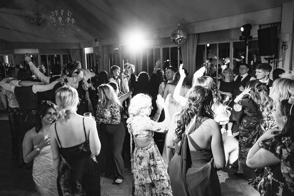 Thursday 6th October // Alicia and Daryl at @carlowrie_castle with @gavonsax 🎷 . Lots of people getting thrown up on shoulders for this one 😂

Beginning to catch up with my posts now!
