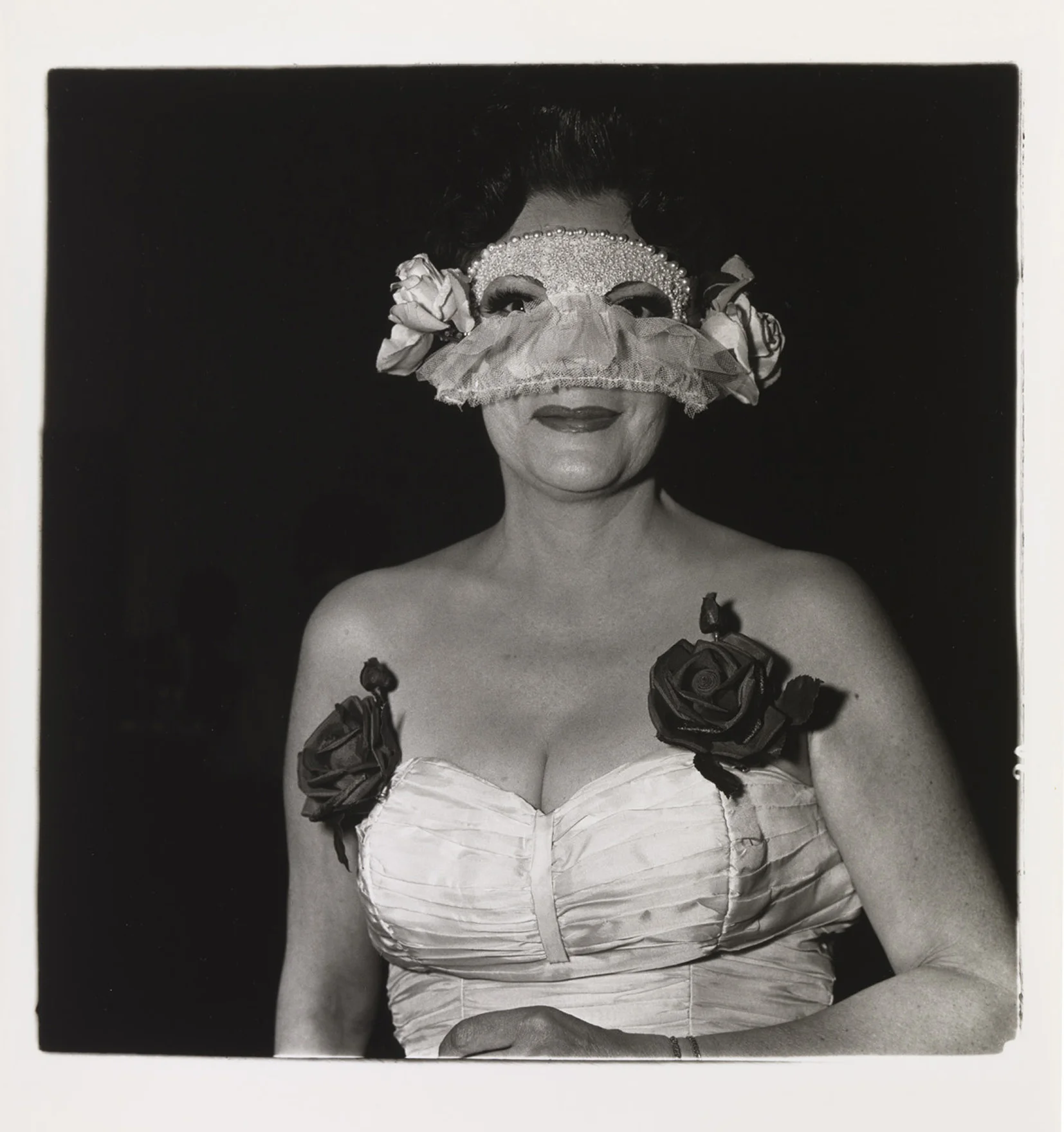  Diane Arbus   LADY AT A MASKBALL  Silbergelatineabzug. 1967. Numeriert, signiert, betitelt und datiert. Auf Agfa. Circa 380 x 374 mm 