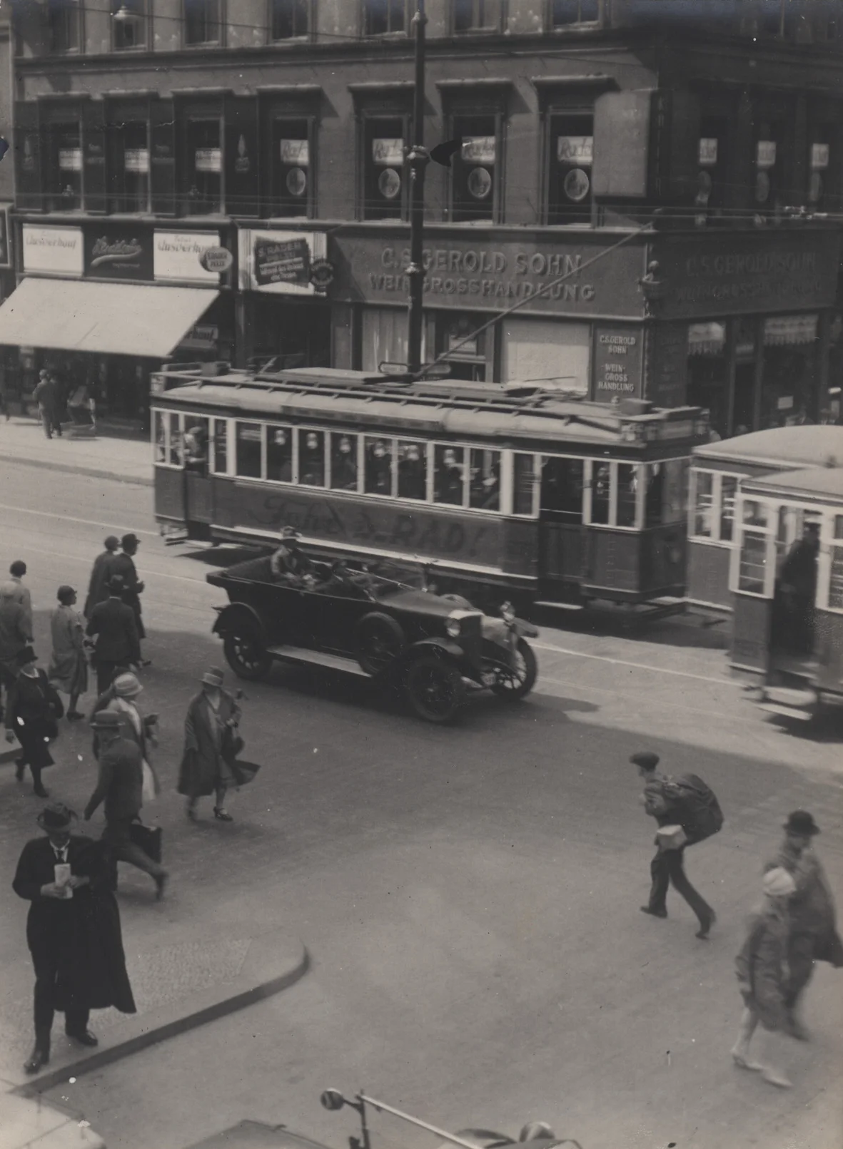   Sasha Stone  Berlin - Verkehr Silbergelatineabzug. 1927. 