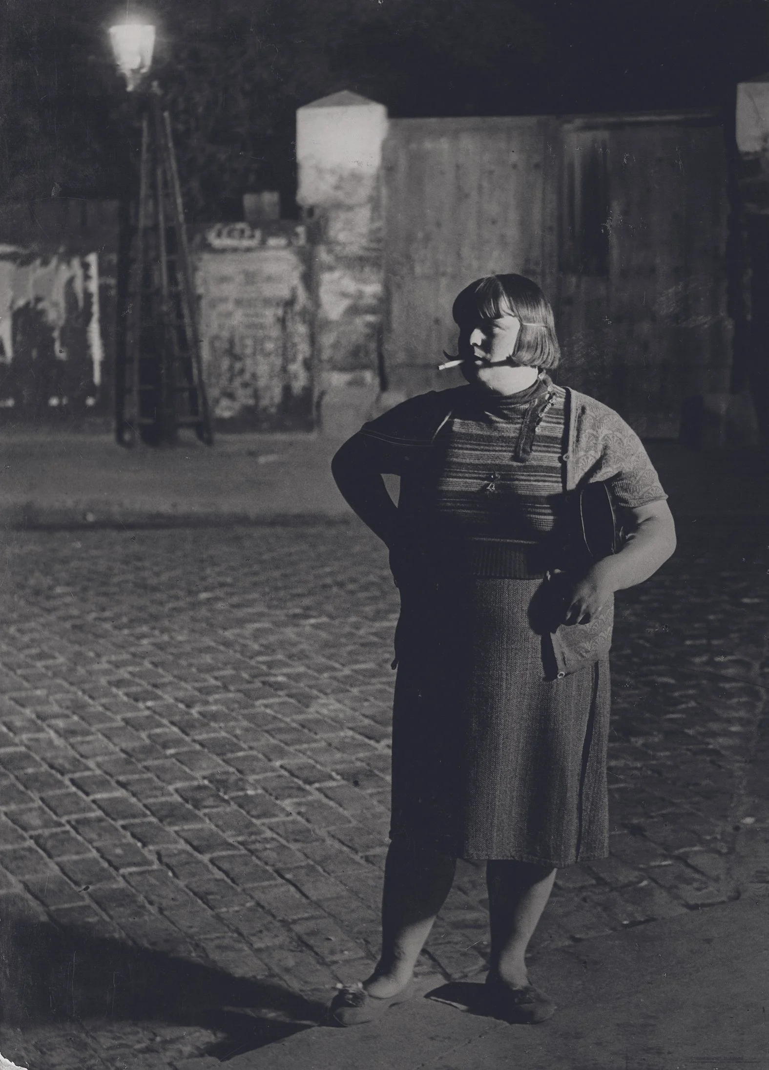 Brassaï (Gyula Halász) Belle de nuit (de face) Quartier Italie, Paris Silbergelatineabzug. 1932.