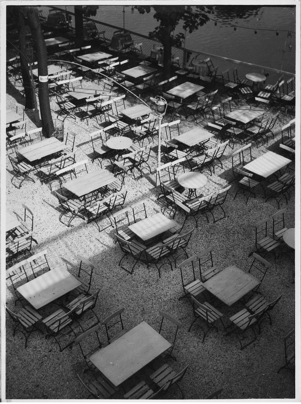  Heinrich Koch  BIERGARTEN  Silbergelatineabzug. 1929/32. 238 x 174 mm 