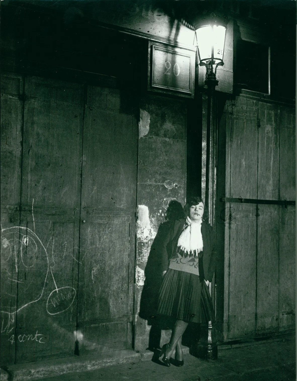  FILLE ADOSSÉE À UN MUR À L'ÉCHARPE HERMINETTE Silbergelatineabzug. 1930er. Abzug der 1960er. Rückseitig signiert, bezeichnet und gestempelt. 288 × 220 mm.  