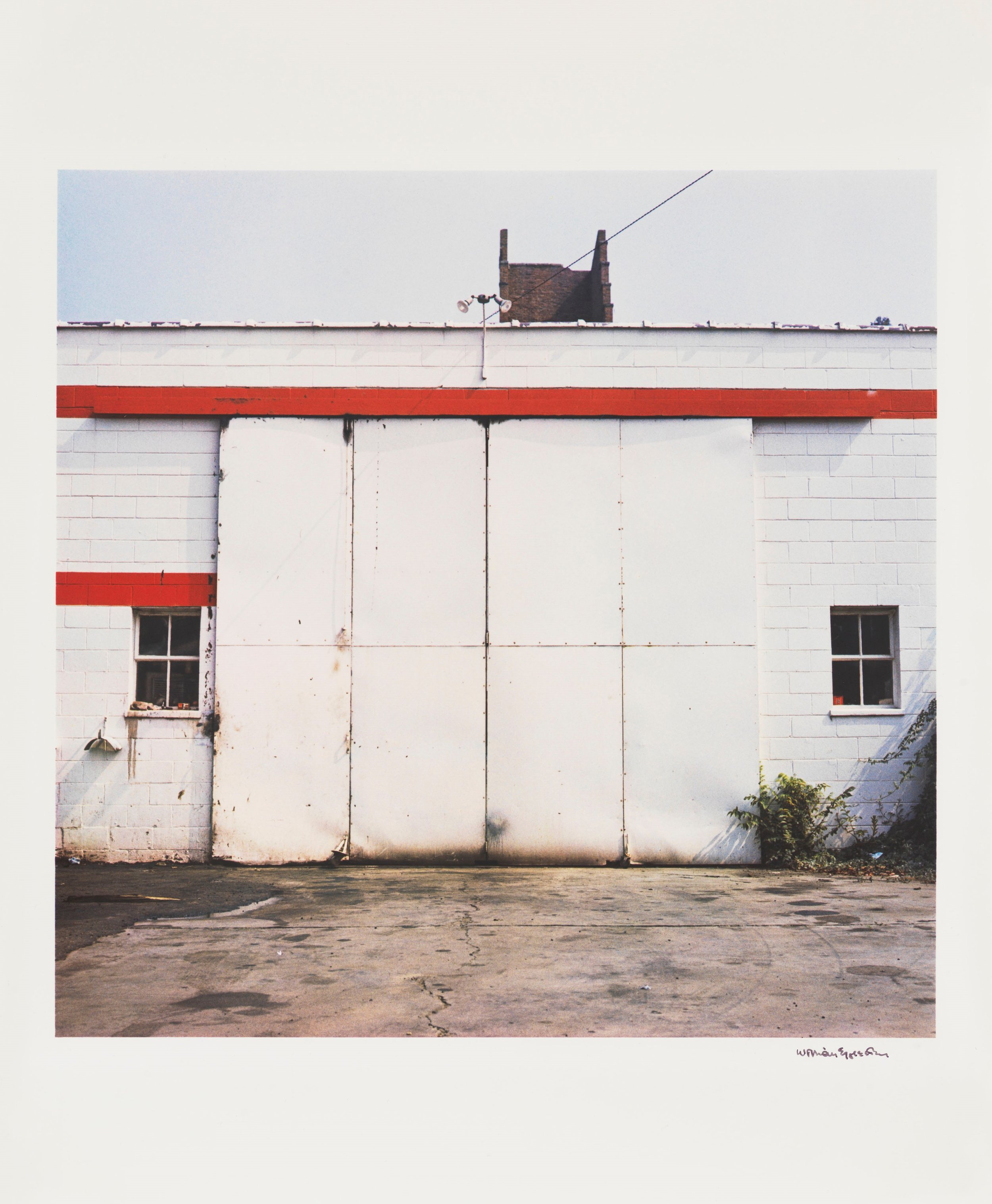   UNTITLED (RED AND WHITE BUILDING)  Dye Transfer. Um 1971. Späterer Abzug von 1999. Signiert, verso  Eggleston Artistic Trust -Stempel, darin datiert und nummeriert  2/10.  350 × 356 mm (506 × 402 mm) 