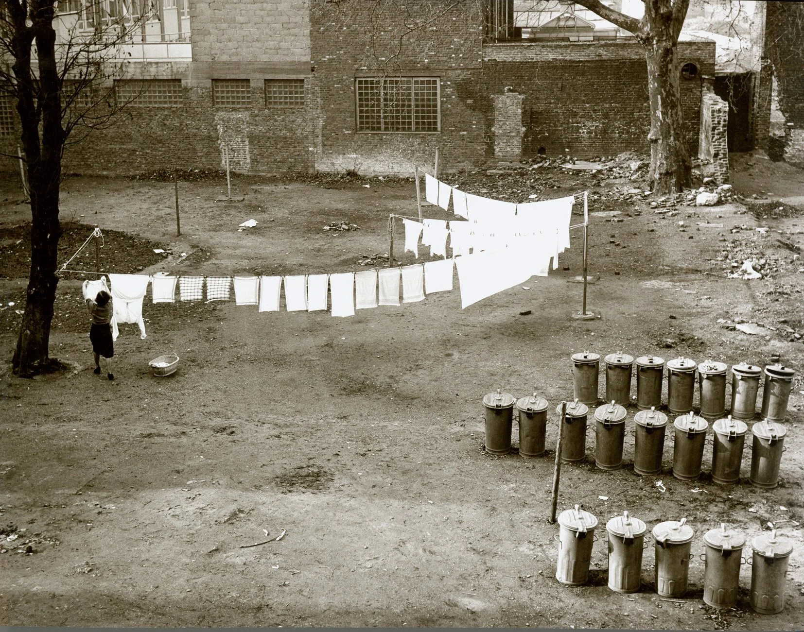   HINTERHOF IN KÖLN  Silbergelatineabzug. 1954. Späterer Abzug. Rückseitig signiert, datiert, bezeichnet und betitelt. Studiostempel. 231 × 300 mm 