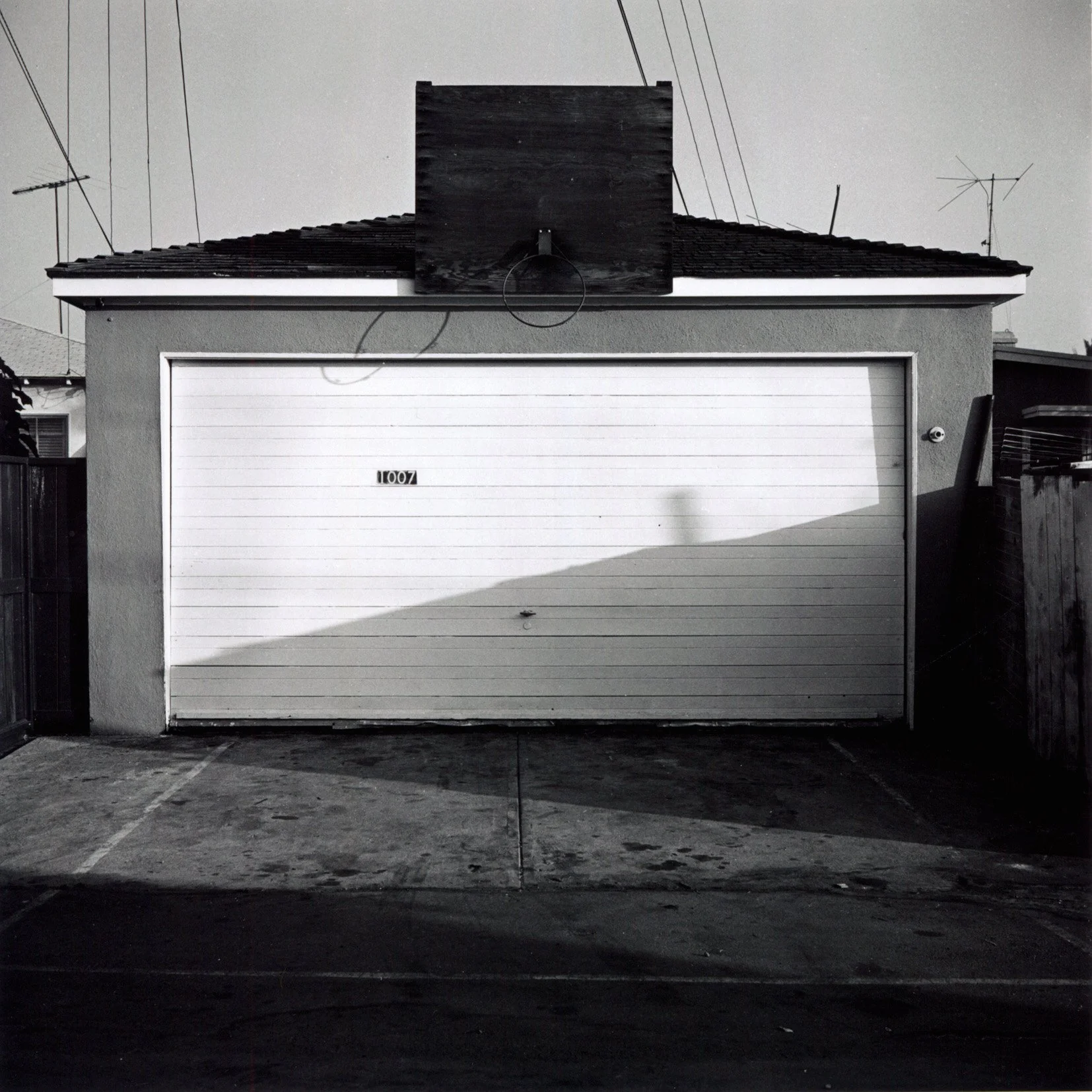   OCEAN PARK, CA 10/74  Silbergelatineabzug. 1974. Rückseitig signiert, datiert, betitelt und nummeriert. Auf  Agfa . 184 × 184 mm (355 × 278 mm) 