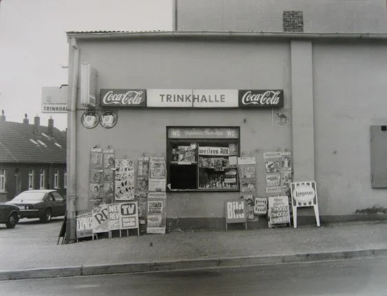   TRINKHALLE (DÜSSELDORF-GERRESHEIM, QUADENHOFSTRASSE - ECKE  MORPER STRASSE - SEPTEMBER 1978)  Gelatin silver print (repro 203). 1978. 310 × 405 mm 