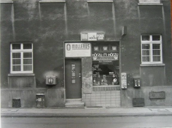   TRINKHALLE (ESSEN-STEELE, STEELERSTRASSE 505 - SEPTEMBER 1978)  Gelatin silver print . 1978. 310 × 405 mm 
