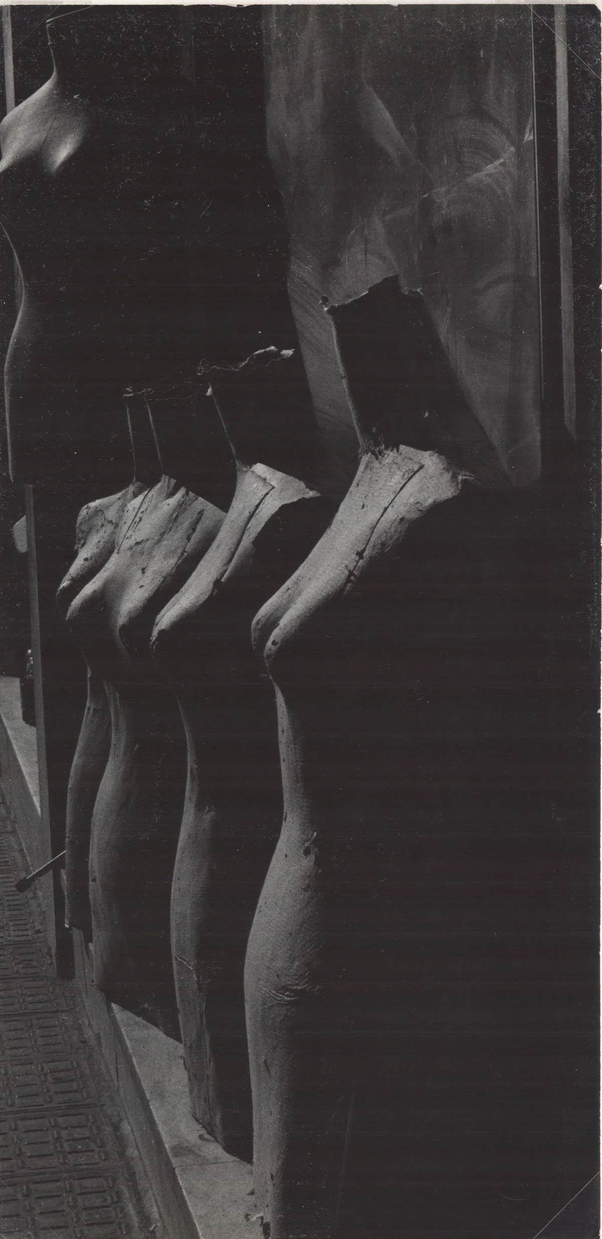   DUMMIES IN WINDOW OF SHOP - ATHENS, GREECE  Silbergelatineabzug. 1940er. Signiert und bezeichnet. 240 × 119 mm 