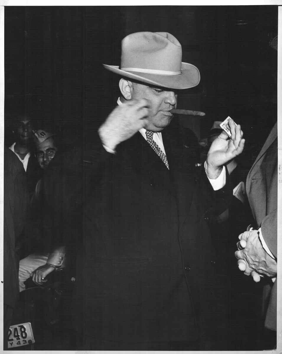   Weegee (Arthur H. Fellig)  FIORELLO LA GUARDIA LIGHTING A CIGAR Gelatin silver print. 1940er. 
