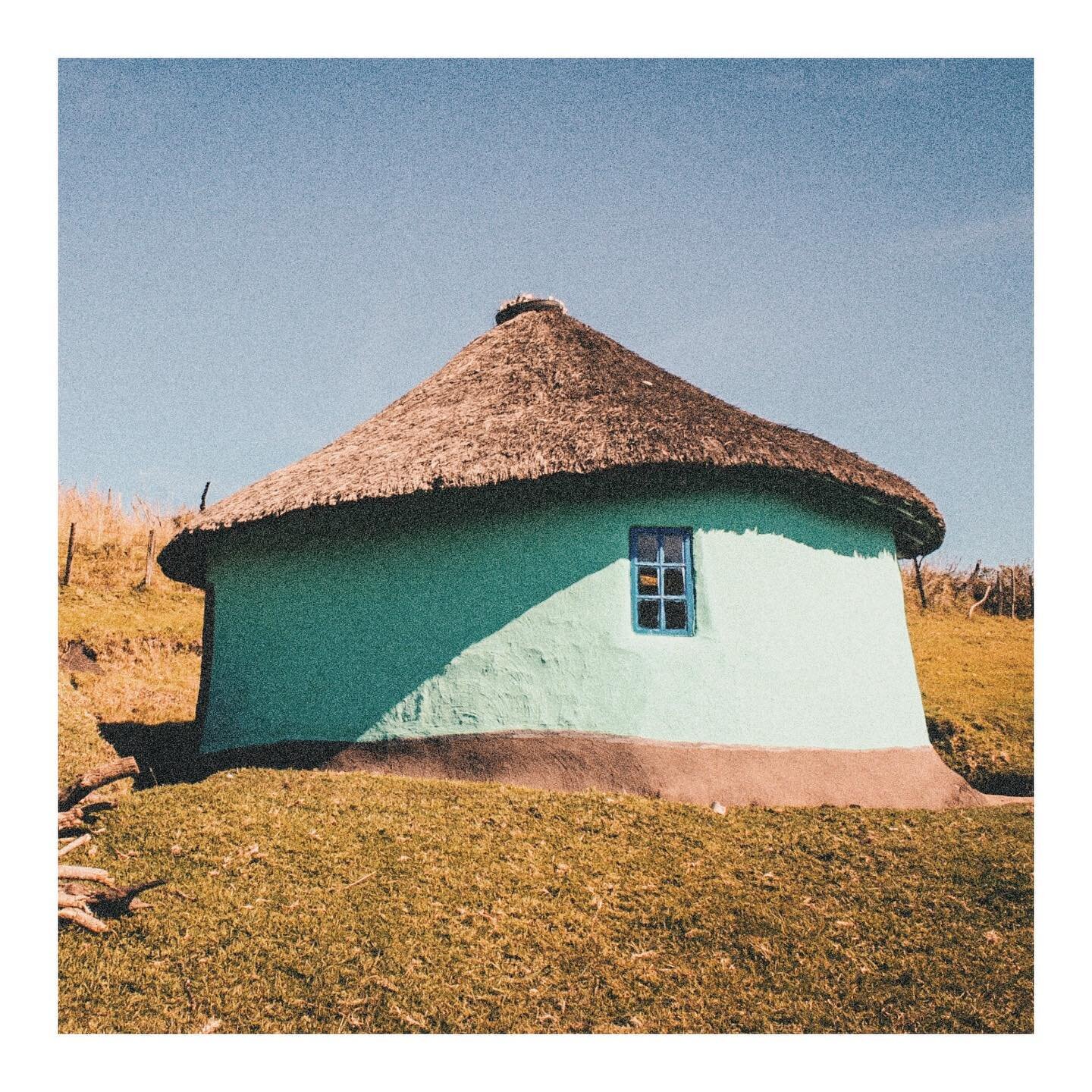 Scattered across the hills, these beautifully unique Xhosa huts, also known as Rondavels, live. Though you may see them differ from country to country, these are unique to the Xhosa due to their colour, shape and thatch design 🌾
If you ever visit #s
