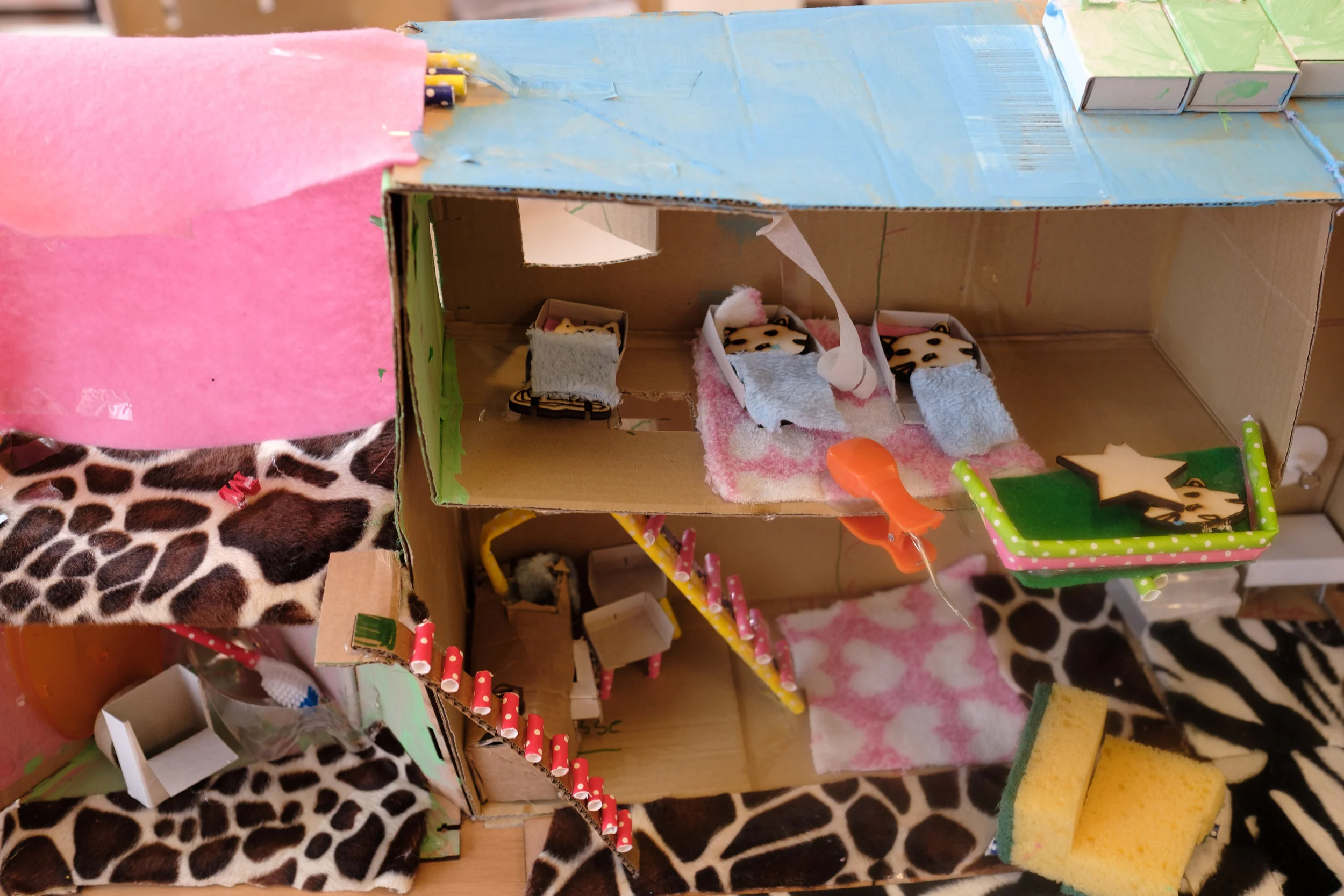 De slaapkamer ”Dit is de slaapkamer voor kinderkatten. Mét een terras, zodat ze uitzicht hebben op de woonkamer.”