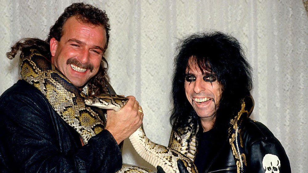 Jake-Roberts,-a-snake,-and-Alice-Cooper.jpg