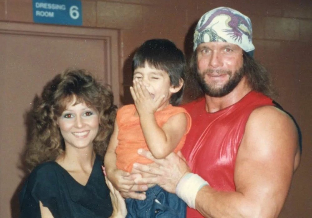 Roman-Reigns-meeting-Macho-Man-and-Miss-Elizabeth.jpg