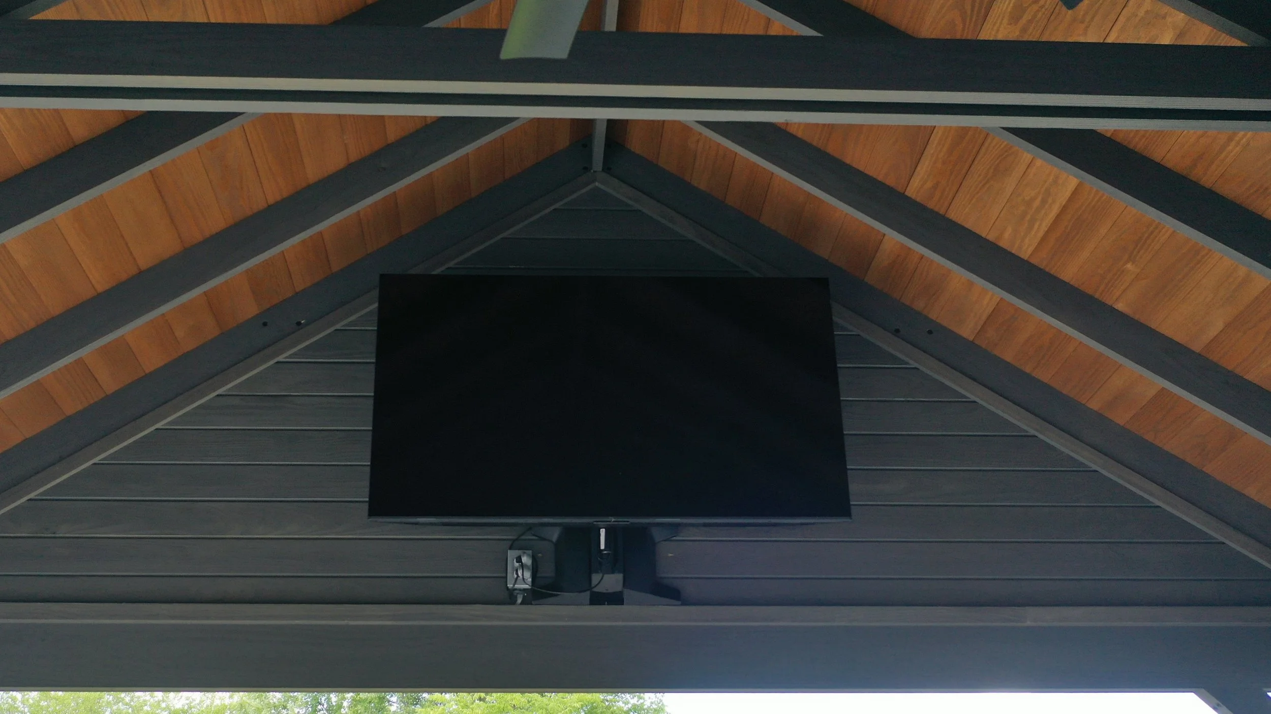 Stubbs Hydraulic TV Mounted to Closed Gable