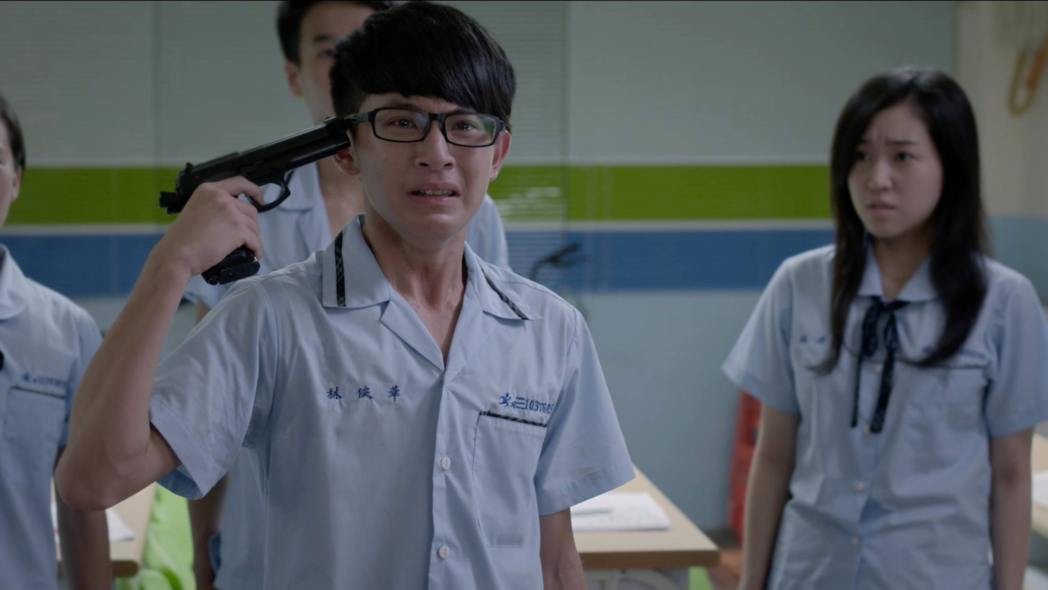 監督名:陳柏宗 タイトル:今日の代講!僕 / The Substitute 上映時間:00429456 制作年:2015 作品紹介: 龍哥と阿民は警察から逃げ出すため、一味である蕭告と一緒にある屋敷に身を潜むと事前に打ち合ったが、二人はある不法塾に迷い込んでしまった。そこの先生をトイレに軟禁したあと、二人はちょうど授業しにきた中学生たち-小柔、珍珍、阿豪、俊華と出会った。彼らに異様を感じ取られないため、龍哥は臨時教師、阿民は配管工と化かし、授業をしながら蕭告の到来を待っていた。一見単純な学生たちがそれぞれ複雑な問題を持っていて、二人に何度もの難関や試練をもたらした。 Scam gang Chief and A-Min mistakenly entered an illegal cram school, and decided to pose as the substitute teacher and the plumber, while they wait for their partner Mad Dog to get them out.