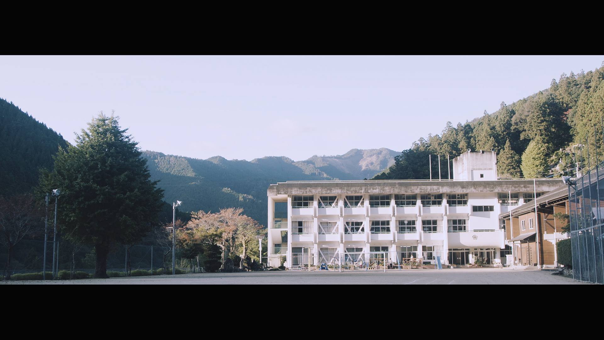 桜谷小学校、最後の174日 小原穣|ドキュメンタリー|2016|0:30:00 2016年3月31日をもって休校が決定した徳島・那賀の桜谷小学校を舞台に、残された日々を駆け抜ける最後の児童11人や教員たちの姿を映し出す。