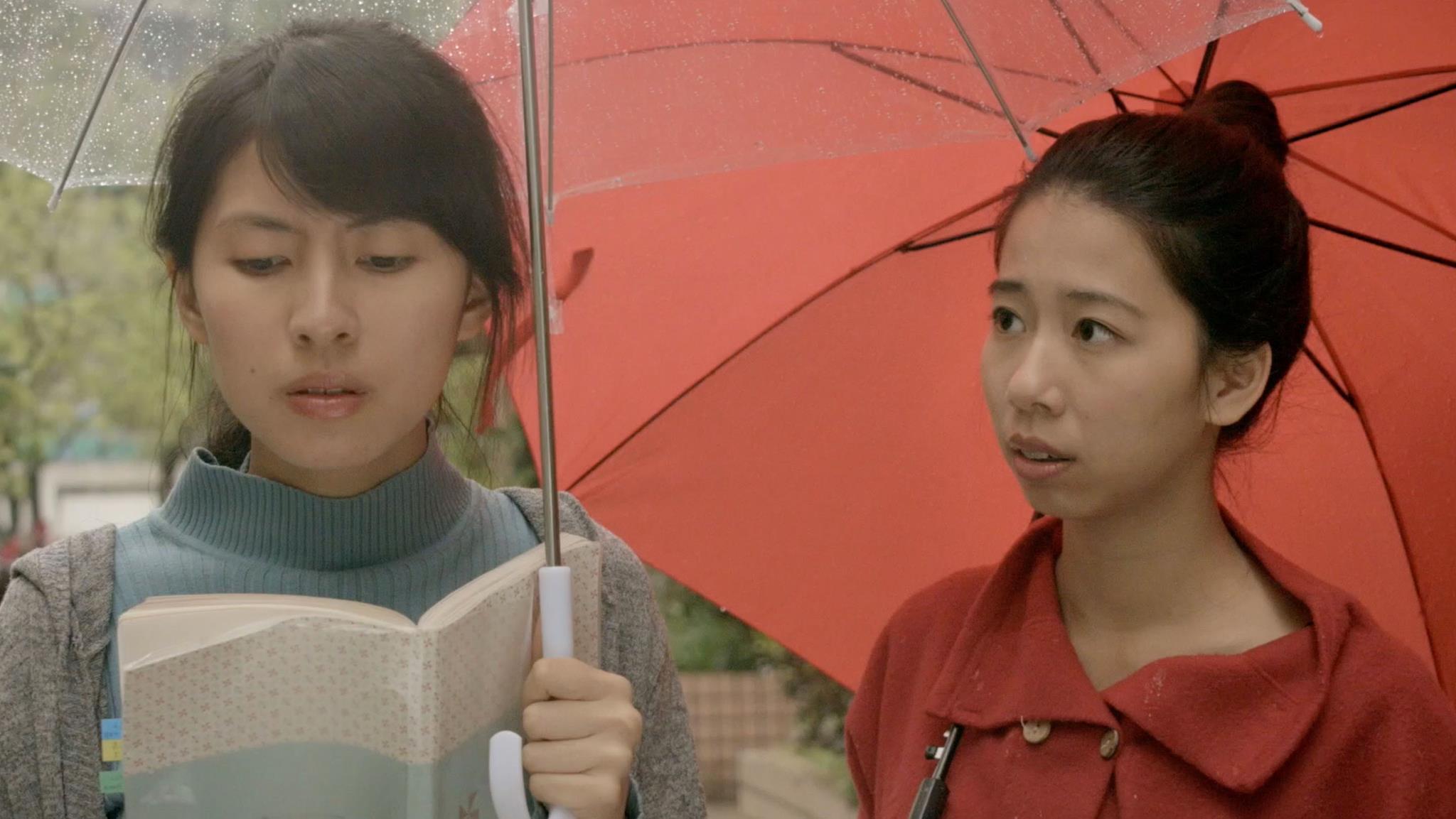 監督名:徐子悅 タイトル:Ms.バニラ / Ms.Vanilla 上映時間:00422416 制作年:2015 作品紹介: 電話相談カウンセラーとして働くMs.バニラは典型的な「イエス.ガール」で、人々の話を聞いて解決してあげていた。しかし、自分のこととなると…。彼女の内なる存在「アンナ」がいつも現れて本当の声を発していた。緊迫した二人のバランスが崩れるのは時間の問題か? Ms.Vanilla is a typical “Yes Girl" who worked as a hotline counselor, listening and solving everyone’s problem but her own, her inner self “Anna" will always shows up around her to represent her true voices, their balance was on edge, and now is it going to collapse?