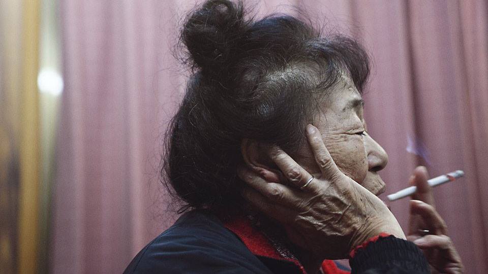 神山アローン 長岡マイル | ドキュメンタリー|2016|0:30:00 2010年冬、神山で暮らす散髪屋の幸っちゃんに僕は出会った。彼女は一体何を考え、これまでどうやって生きてきたのかを聴いているうちに途方もなく闊達している中にある、ある寂しさに気づいた。