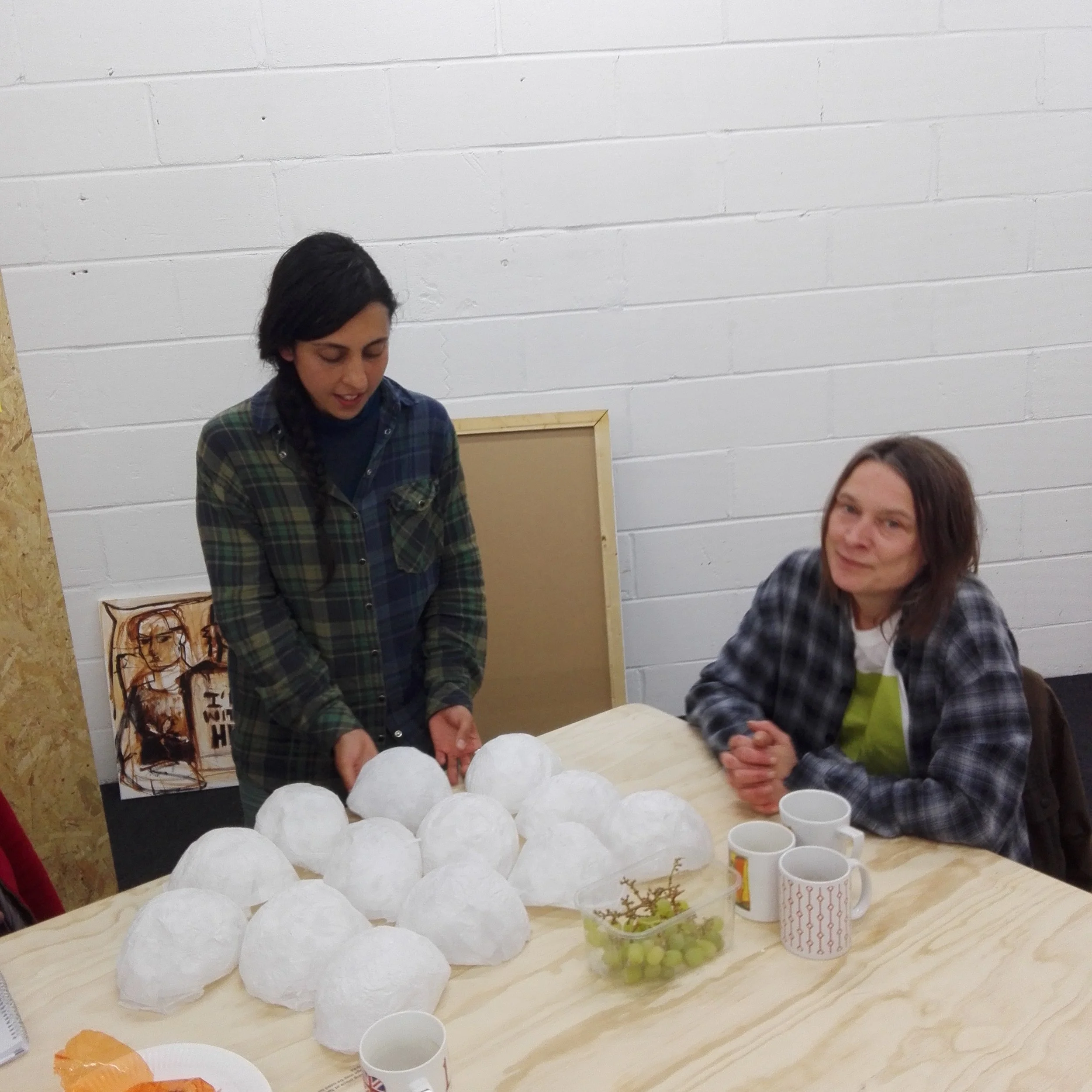 TOMA artist Gloria Sulli in a crit with visiting artist Sarah Lucas .