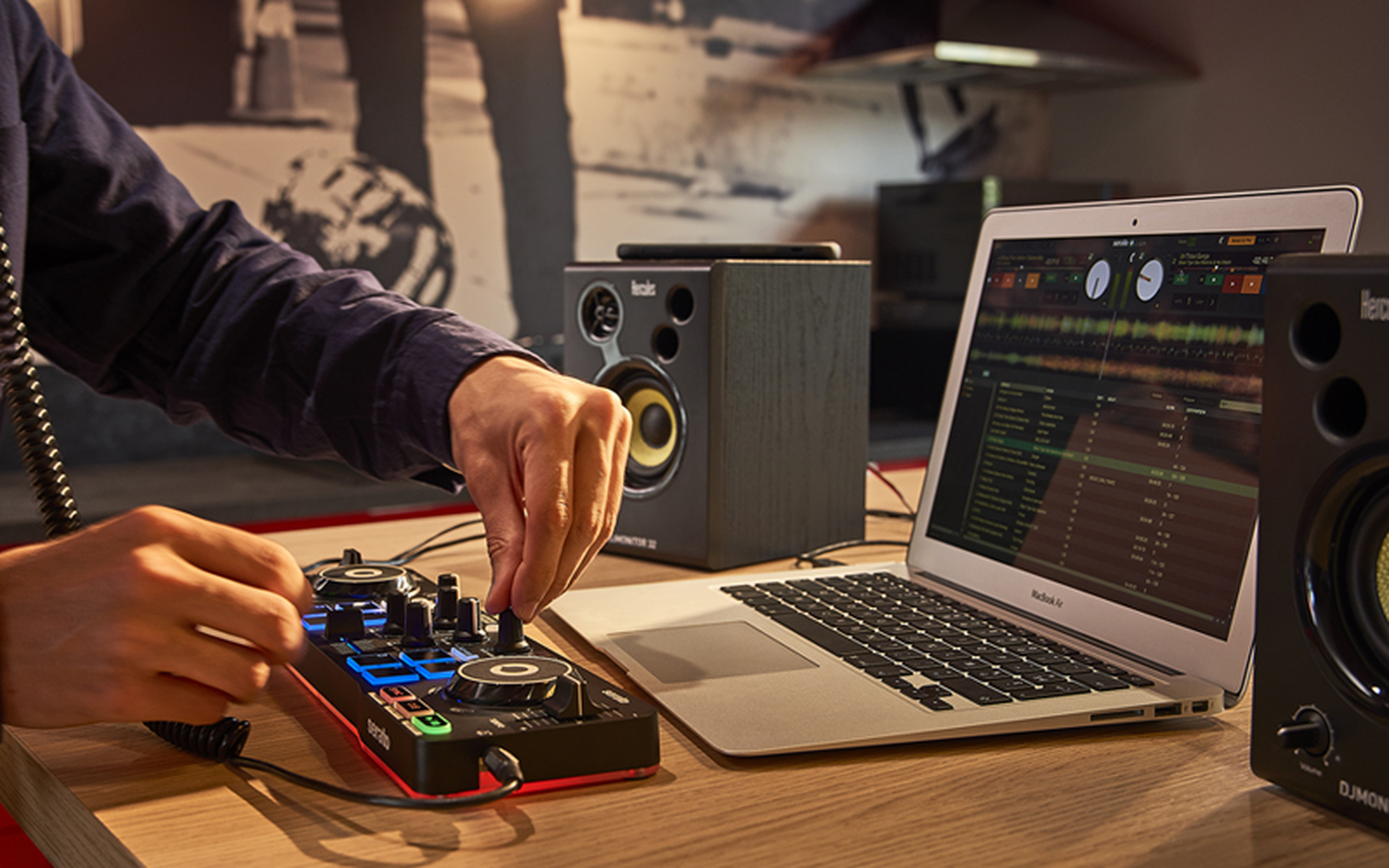 Hercules DJControl Starlight Review: Is This the Mini Controller for You?