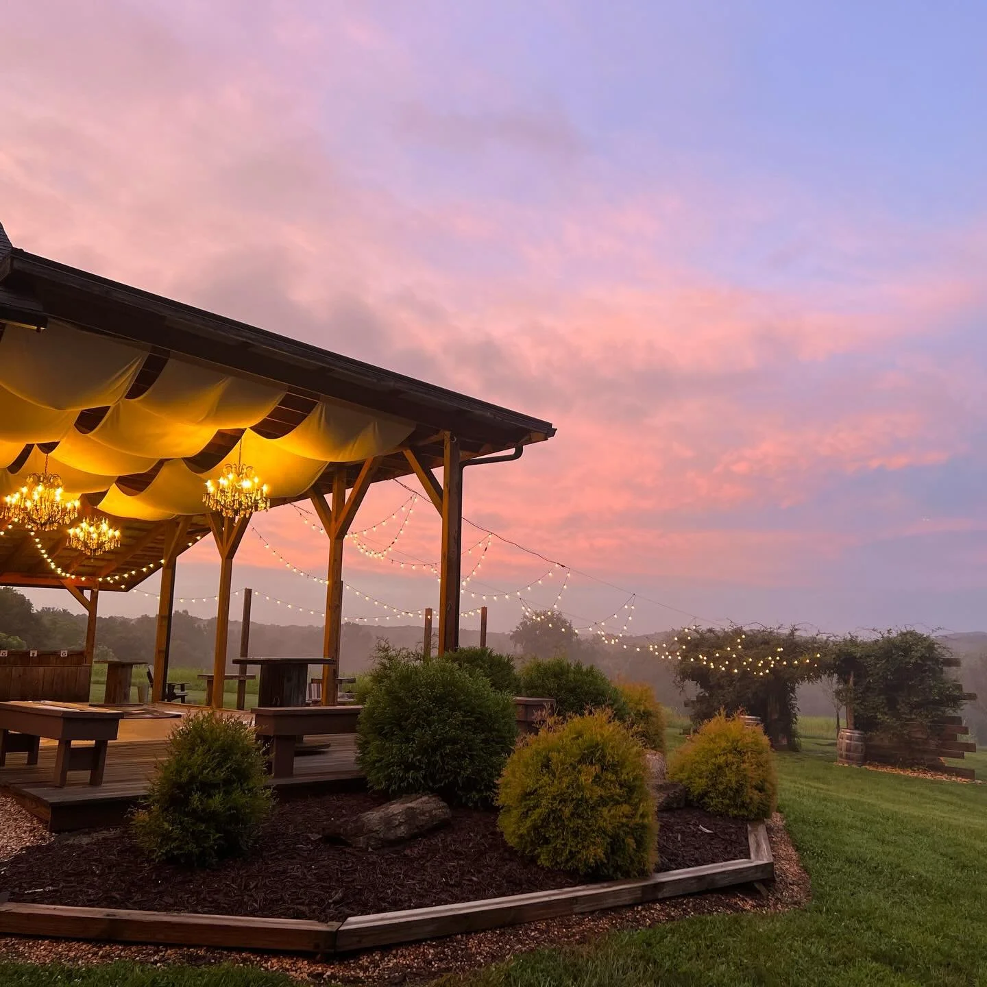 This image is not edited ❤️🙏 SONRISE service again this Sunday morning for Easter Sunday with Hope in Christ Church 6:30am.  Sunrise here at @amitycreekfarms are glorious! We may have rain this year but I have no doubt it will still be beautiful. Th