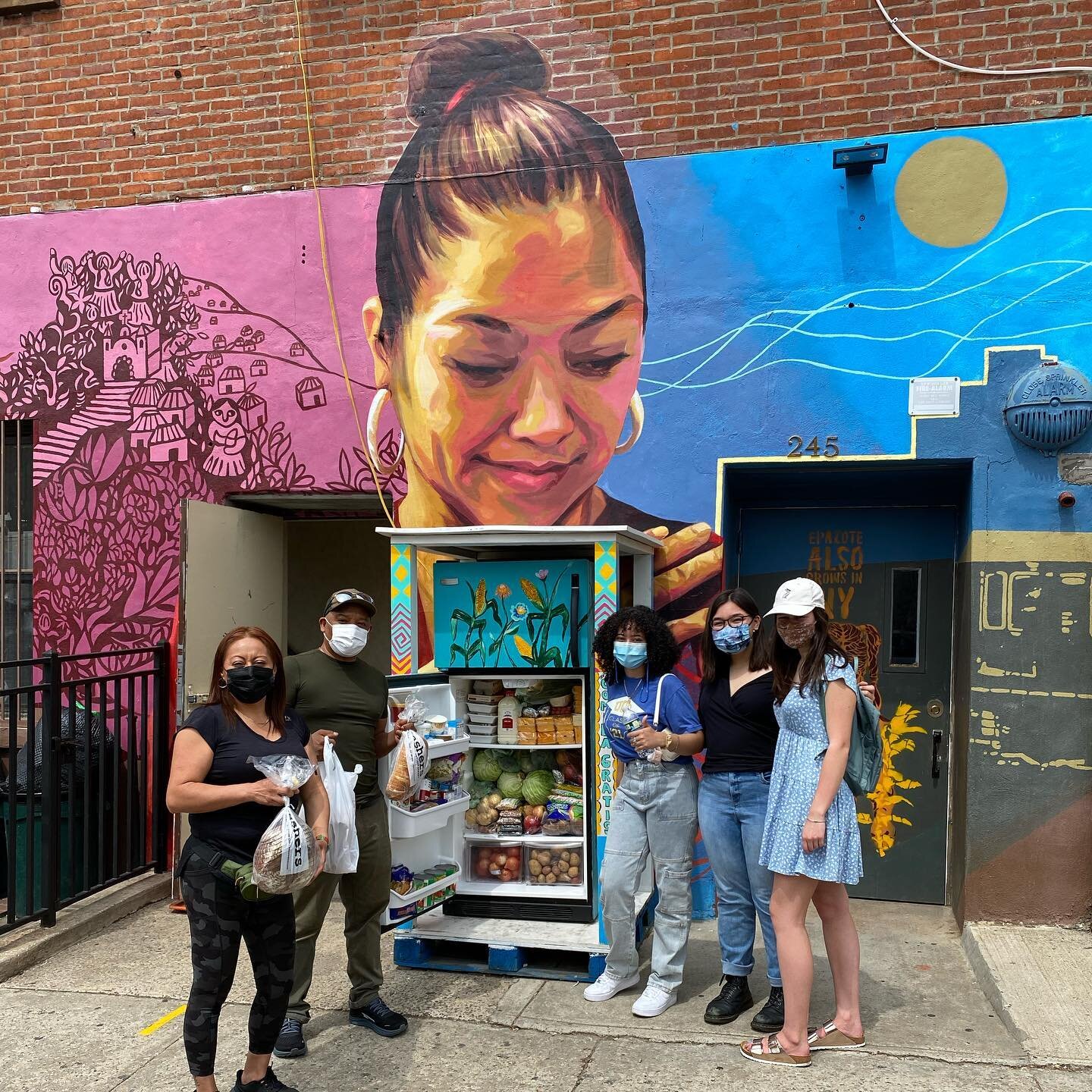 Community distribution at @mixtecaorg 
Check out their beautiful mural! 

#community #communitysupport #communitylove #communityactivism #communityactivist #activism #friendsandfridges