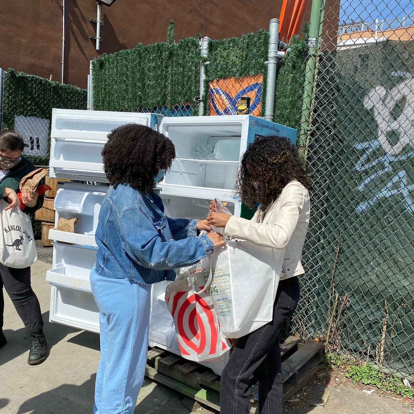 Filling up the Nature Based Fridge in Gowanus, Brooklyn! 

#community #communityactivist #communitysupport #activism #friendsandfridges