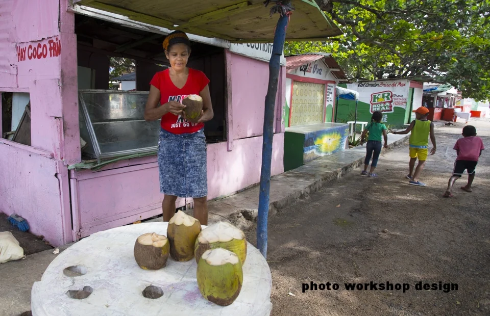 BayaHibewomensellingcoconuts.jpg